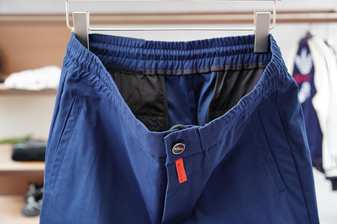 Kiton 奇顿2025早秋新款休闲裤!官网同步发售。品牌经典logo休闲裤，定制面料，舒适度极好，手触
