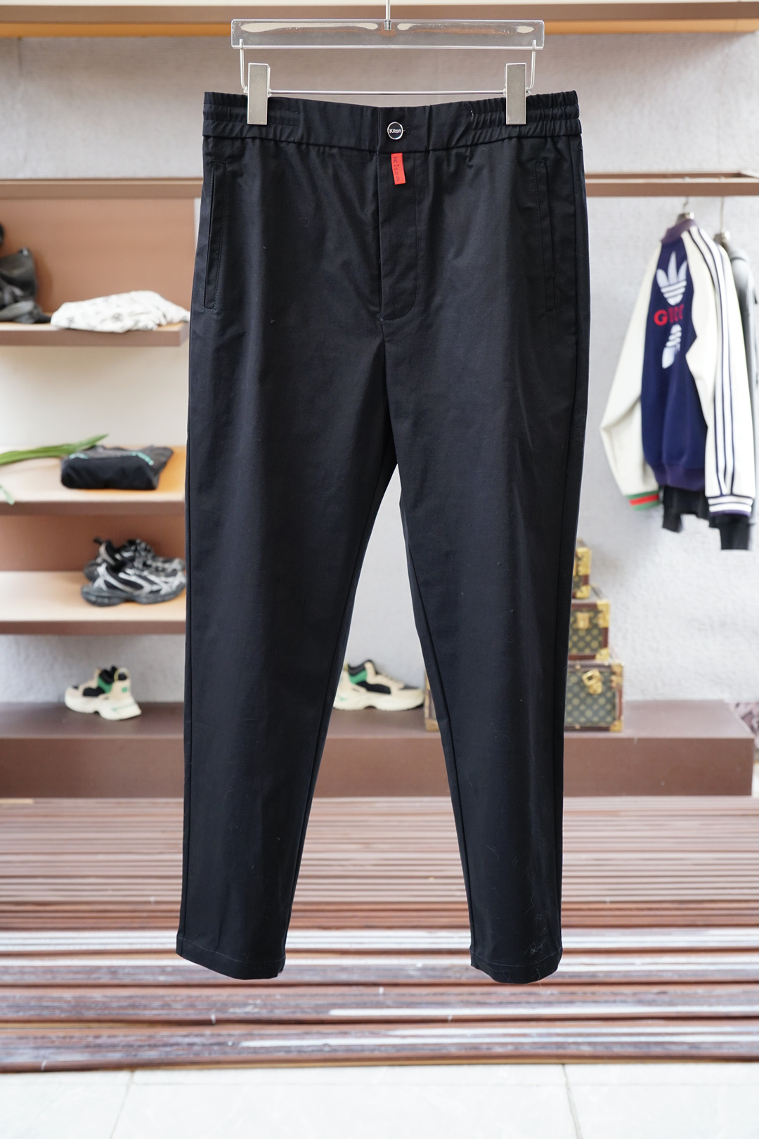 Kiton 奇顿2025早秋新款休闲裤!官网同步发售。品牌经典logo休闲裤，定制面料，舒适度极好，手触