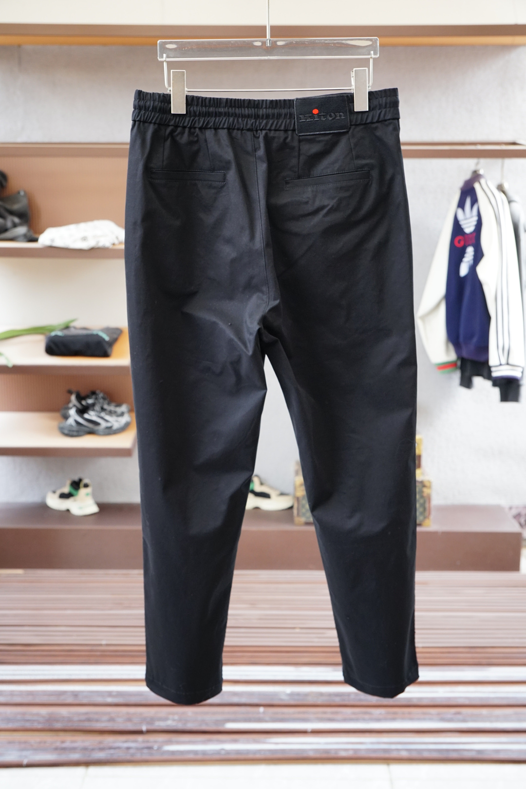 Kiton 奇顿2025早秋新款休闲裤!官网同步发售。品牌经典logo休闲裤，定制面料，舒适度极好，手触