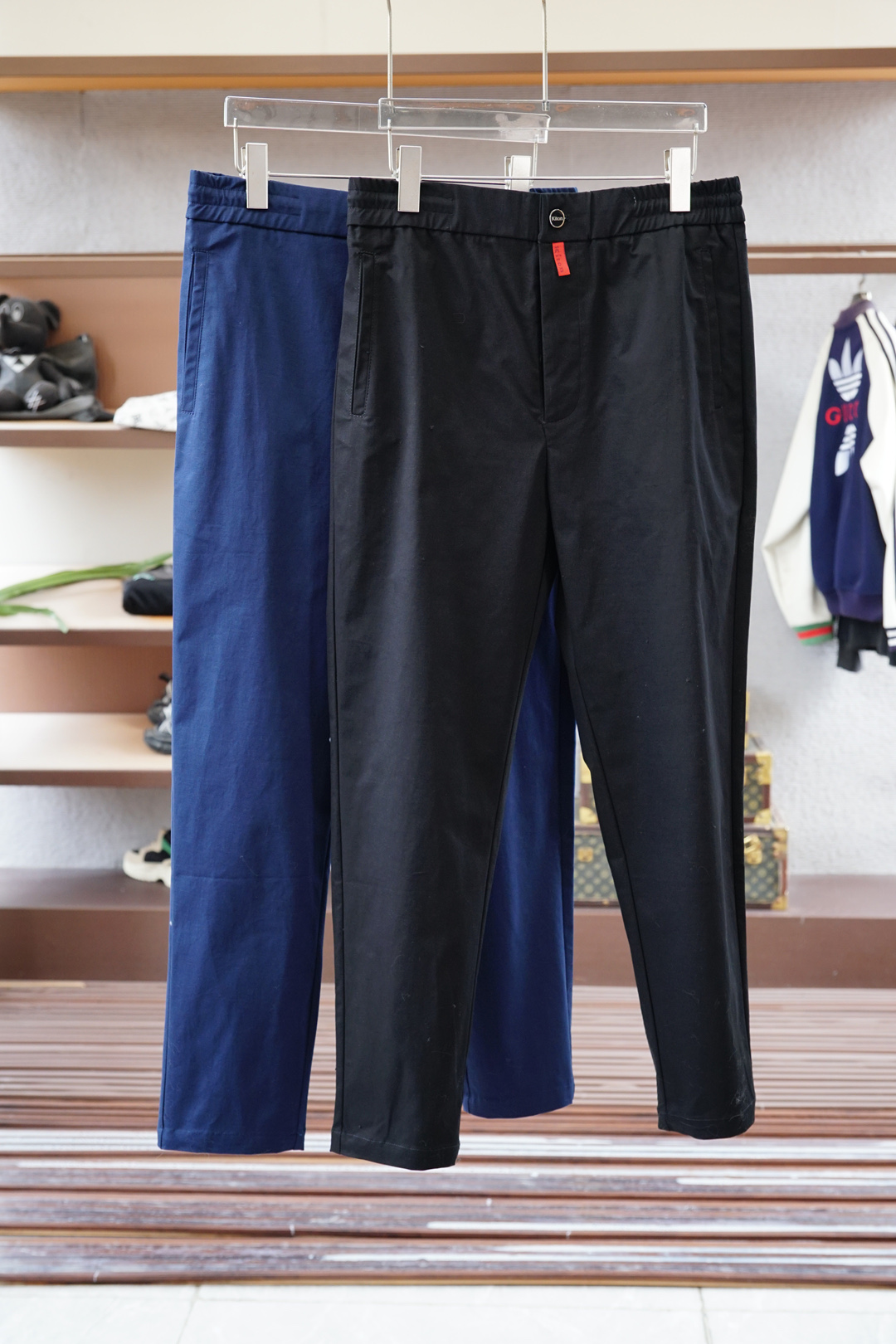 Kiton 奇顿2025早秋新款休闲裤!官网同步发售。品牌经典logo休闲裤，定制面料，舒适度极好，手触