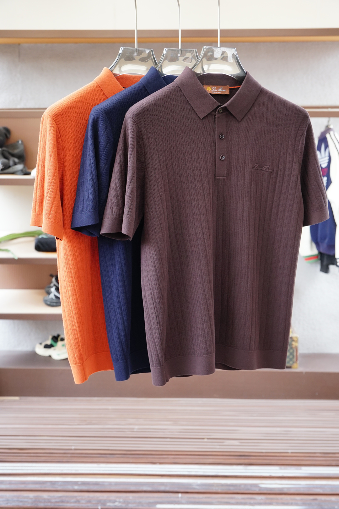 NO:572473,LP-2025ss autumn and winter counters have the same style as the new Polo series, imported acetate mulberry silk wool knitted fabrics, one-piece knitting, a must-have item for high-end people, those who know the stuff are welcome to compare at the counter. Size M-3xL, loro piana, alexander wang19860909LP-2025ss秋冬专柜同款同步上新Polo系列,进口醋酸桑蚕丝羊毛针织面料 一体起脚针织 高端人士必备单品,懂货的来欢迎对比专柜 .码数M-3xL,,loro piana,alexander wang,Men's clothing