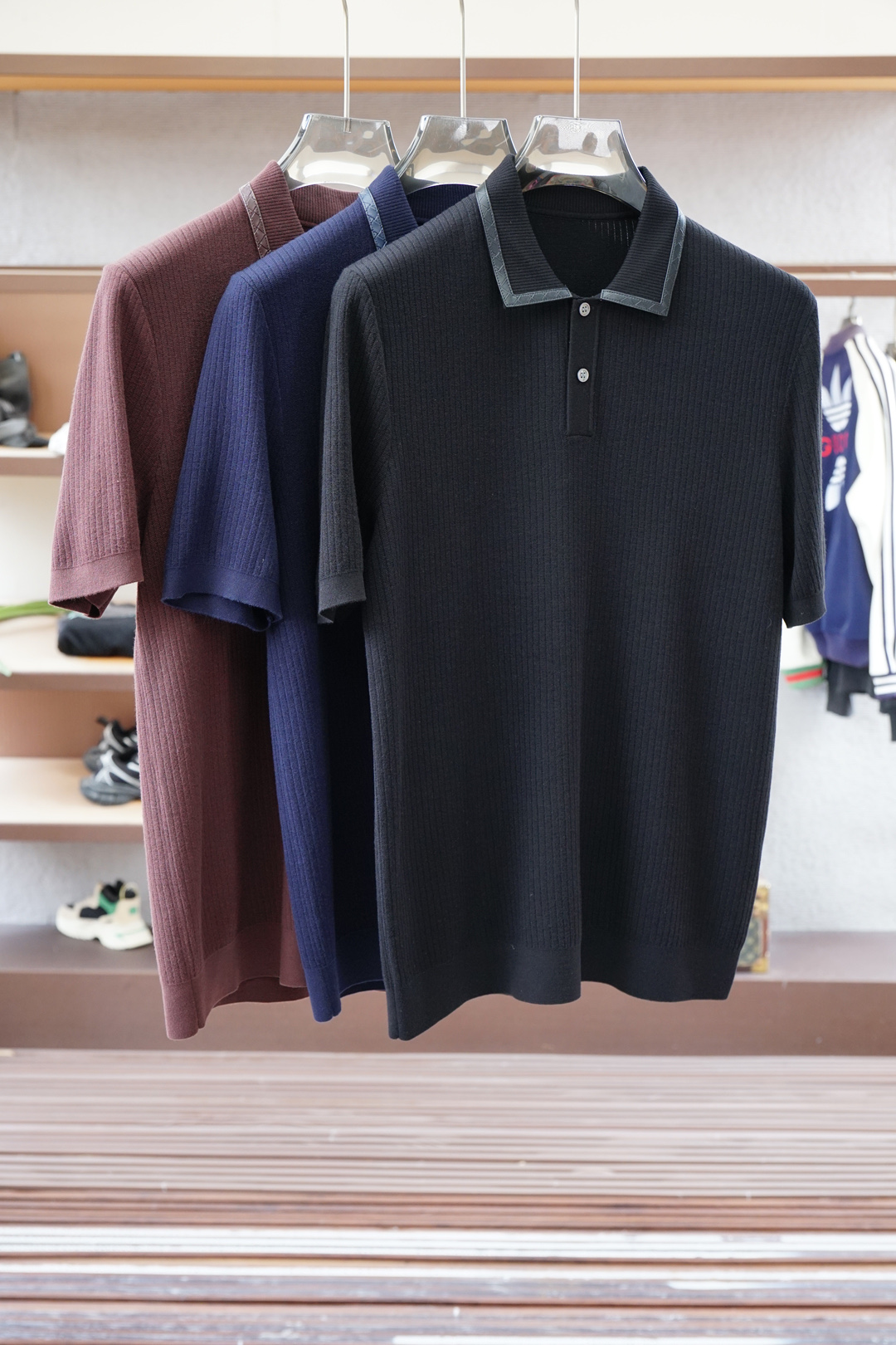 NO:572476,BV-2025ss autumn and winter counters have the same style as the new Polo series, imported acetate mulberry silk wool knitted fabric, one-piece knitting, a must-have item for high-end people, those who know the stuff are welcome to compare at the counter. Size M-3xL,,bottega veneta,alexander wang19860909BV-2025ss秋冬专柜同款同步上新Polo系列,进口醋酸桑蚕丝羊毛针织面料 一体起脚针织 高端人士必备单品,懂货的来欢迎对比专柜 .码数M-3xL,,bottega veneta,alexander wang,Men's clothing