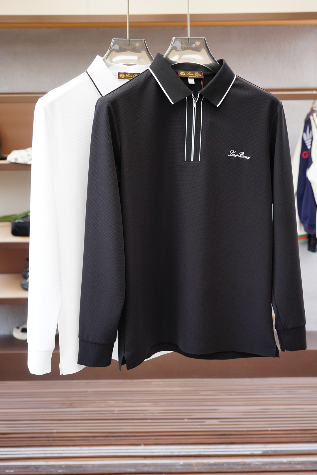 NO:528339,LP-2025 autumn and winter series is available for new long-sleeved Polo shirts, luxurious and classic elements design!  The comfortable and breathable knitted fabric is a prestigious hit, high-end custom fabric, master-level tailoring, invincible texture, excellent skin-friendly craftsmanship, smooth lines, perfectly matched with the entire shirt, unique design, quite fashionable, overall light luxury and high-end details are perfect, confirming the original craftsmanship and excellent quality. As a single item of appearance, it can dominate the mixing and matching of the entire dressing season. Whether it is worn alone or in the inner wear, it is quite eye-catching. The upper body effect is excellent, elegant and intellectual, and it is easy to highlight the temperament!  Size M-3XL, loro piana,shirts,alexander wang19860909LP-2025秋冬系列上新 长袖Polo 衬衫,奢华经典元素设计！采用舒适透气针织面料属于入柜级别,可预见性的爆款,高级定制面料,大师级剪裁,质感无敌,亲肤性极佳工艺精湛,线条流畅,完美搭配整款衬衫的设计别具一格,颇具时髦感,整体轻奢高级 细节完美如斯,印证了原厂的匠心工艺,品相极为优等,作为颜值系的一款单品,可以主导整个穿搭季的混搭,无论单穿或者内搭都颇为吸睛,上身效果超赞,优雅而知性,极易凸显出气质的类型！尺码M-3XL,,loro piana,shirts,alexander wang,Men's clothing