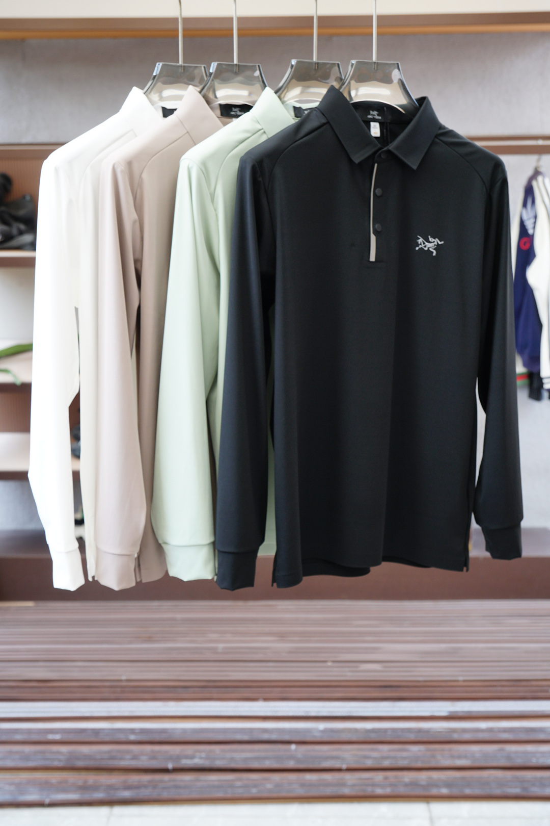 NO:528341,Archaeopteryx - 2025 autumn and winter series is available for new long-sleeved Polo shirts, luxurious classic elements design!  The comfortable and breathable knitted fabric is a prestigious hit, high-end custom fabric, master-level tailoring, invincible texture, excellent skin-friendly craftsmanship, smooth lines, perfectly matched with the entire shirt, unique design, quite fashionable, overall light luxury and high-end details are perfect, confirming the original craftsmanship and excellent quality. As a single item of appearance, it can dominate the mixing and matching of the entire dressing season. Whether it is worn alone or in the inner wear, it is quite eye-catching. The upper body effect is excellent, elegant and intellectual, and it is easy to highlight the temperament!  Size M-3XL, arc'teryx,shirts,alexander wang19860909始祖鸟-2025秋冬系列上新 长袖Polo 衬衫,奢华经典元素设计！采用舒适透气针织面料属于入柜级别,可预见性的爆款,高级定制面料,大师级剪裁,质感无敌,亲肤性极佳工艺精湛,线条流畅,完美搭配整款衬衫的设计别具一格,颇具时髦感,整体轻奢高级 细节完美如斯,印证了原厂的匠心工艺,品相极为优等,作为颜值系的一款单品,可以主导整个穿搭季的混搭,无论单穿或者内搭都颇为吸睛,上身效果超赞,优雅而知性,极易凸显出气质的类型！尺码M-3XL,arc'teryx,shirts,alexander wang,Men's clothing