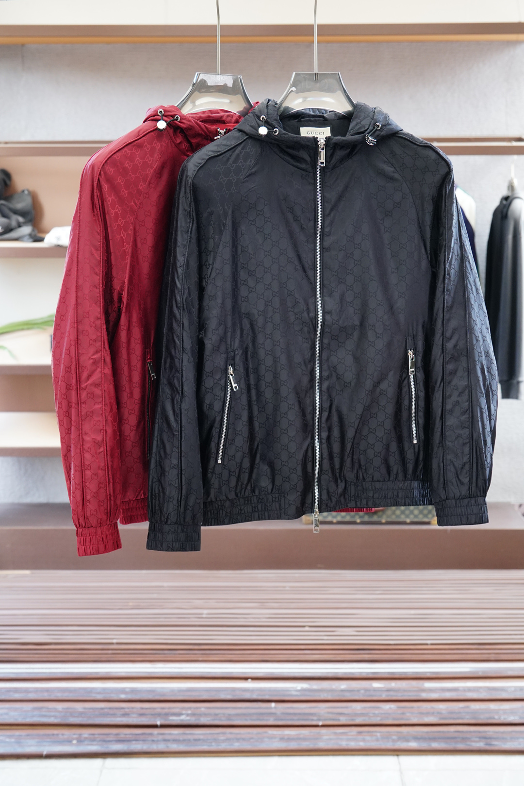 NO:530547,- Gucci-2025SS early autumn new product dark pattern jacquard hooded jacket. Customer-supplied hardware and decorative accessories. The fabric uses double-layer polyester fiber composite fabric, which refers to a fabric composed of a special process. This fabric combines cotton comfort and breathability, and can only be replenished after composite, silky and elastic. The jacquard process uses the interweaving of warp and weft lines to form a pattern weaving technology. Full-print jacquard means that the entire fabric is covered with fine patterns, Monogram printing logo. This process makes the fabric more visually rich and three-dimensional, and also increases the uniqueness and recognition of the product. …………………………………………………………………………………………………………………………………………………………………………………………………………………………………………………………………………………………………………………………………………………………………………………………………………………………………………………………………………………………………………………………………………………………………………………………………………………………………………………………………………………………………………………………………………………………………………………………………………………………………………………………………………………………………………………………………………………19860909- Gucci古奇-2025SS早秋新品 暗纹提花连帽夹克.客供五金装饰辅料,面料采用了双层聚酯纤维复合面料指的是特殊工艺复合而成的一种面料.这种面料结合棉舒适性和透气性,复合后才能还原面料的密度质感,丝滑有弹力,提花工艺在织造过程中通过经纬线的交织形成图案的织造技术.满印提花则意味着整个面料上都布满了精细的图案,Monogram印花标志,这种工艺使得面料在视觉上更加丰富和立体,同时也增加了产品的独特性和辨识度. …………………………………………………… SizeM-X XXL,,,gucci,jackets & coats,hats,alexander wang,Men's clothing