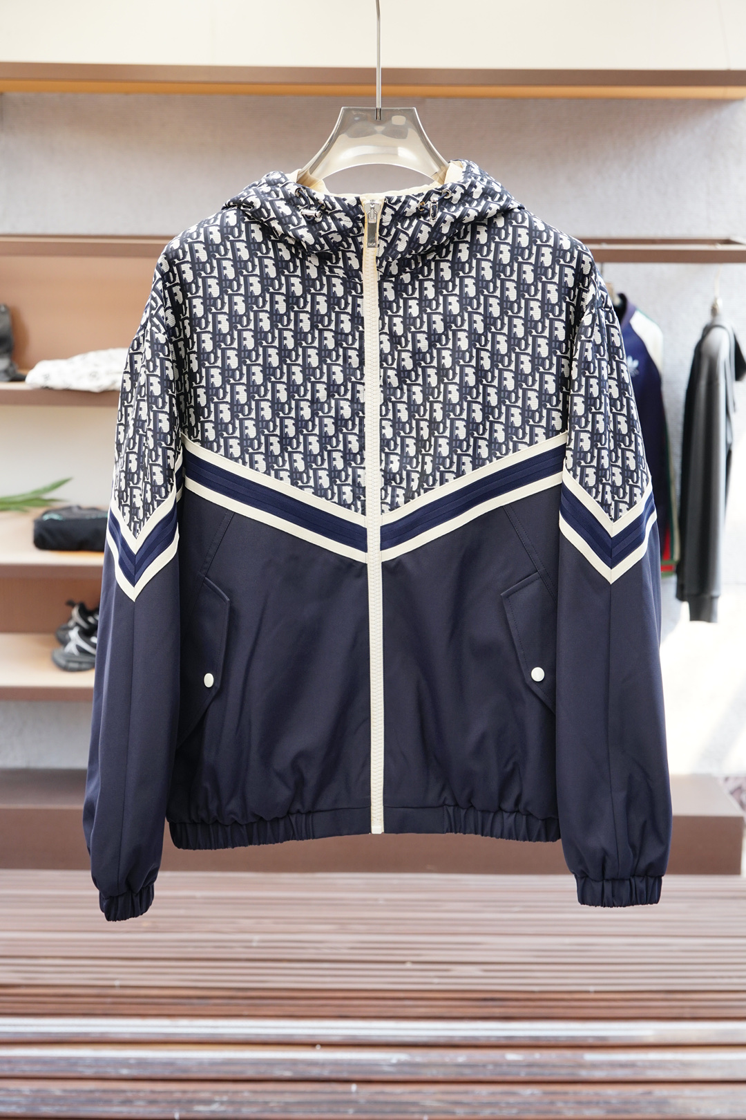 NO:531610,Dior/Pioneer in autumn and winter fashion 2025 FW new autumn and winter jacquard jacket classic plain blue splicing fashionable and brilliant jacquard logo selection, imitation disassembly and hat design, adding fashionable touch. The blue body uses color stitching, double-line stitching to show delicate workmanship, and the inner contrasting plaid lining highlights the brand's characteristics and classical atmosphere. The splicing shoulder material and chest black and white offset printing, while blessing the brand's classic style, creating the current popular micro-expanding camping style and offering luxury fashion. Color blue Size M-3XL,,dior,dior,jackets & coats,hats,alexander wang19860909Dior 迪奥/秋冬时尚开拓先锋 2025 FW秋冬季新品提花外套 经典的素净蓝色拼接时尚出彩的提花Logo选择,仿拆卸戴帽设计,增添时尚触觉.蓝色大身采用配色缝线,双线衍缝展现细腻做工,内里撞色格纹里衬突出品牌特色与古典气息.拼接肩部材质与胸口黑白胶印,保佑品牌经典款式的同时,打造时下流行的微扩露营风格,敬献奢华时尚. 颜色蓝色 尺码M-3XL,,dior,dior,jackets & coats,hats,alexander wang,Men's clothing