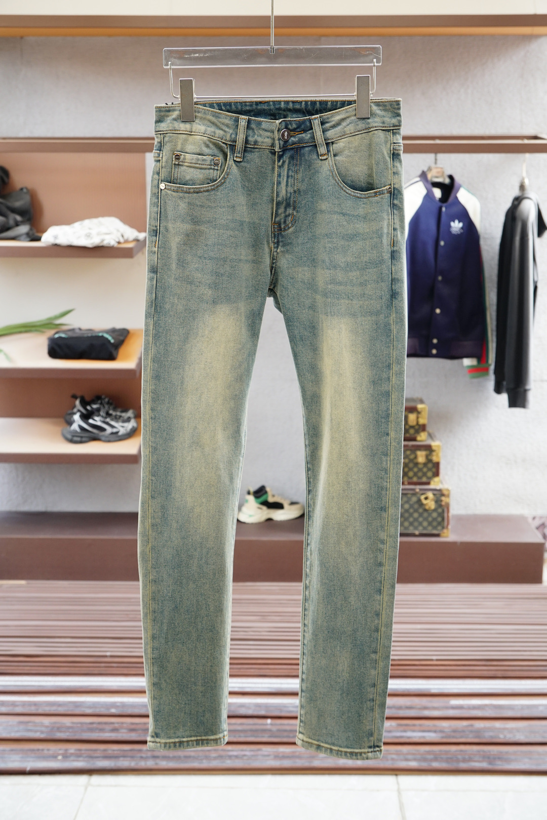 NO:572503,Fendi Fendi/2025 autumn and winter latest products, available at counters simultaneously, fashionable casual pants, imported original fabrics, extremely complicated workmanship, the only channel that can be used as a purchasing agent, classic embroidery logo, original hardware accessories decoration, extremely high grade, comfortable and versatile, handsome and stylish upper body, code number 28,30,31,32,33,34,35,36,38,,,fendi,fendi,alexander wang19860909Fendi芬迪/2025秋冬最新品,专柜同步有售,时尚休闲裤,进口原版面料,做工极为复杂,唯一可以做代购级别的渠道狠货,经典刺绣logo,原版五金辅料装饰,档次极高,舒适百搭,上身帅气有型,码数码数28,30,31,32,33,34,35,36,38,,,fendi,fendi,alexander wang,Men's clothing