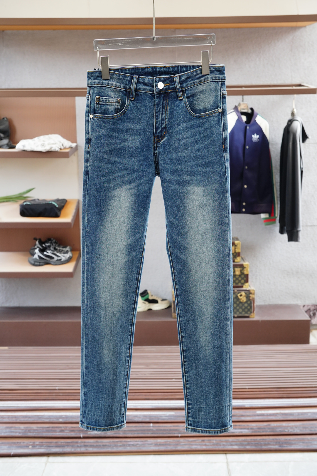 NO:572507,Fendi Fendi/2025 autumn and winter latest products, available at counters simultaneously, fashionable casual pants, imported original fabrics, extremely complicated workmanship, the only channel that can be used as a purchasing agent, classic embroidery logo, original hardware accessories decoration, extremely high grade, comfortable and versatile, handsome and stylish upper body, code number 28,30,31,32,33,34,35,36,38,,,fendi,fendi,alexander wang19860909Fendi芬迪/2025秋冬最新品,专柜同步有售,时尚休闲裤,进口原版面料,做工极为复杂,唯一可以做代购级别的渠道狠货,经典刺绣logo,原版五金辅料装饰,档次极高,舒适百搭,上身帅气有型,码数码数28,30,31,32,33,34,35,36,38,,,fendi,fendi,alexander wang,Men's clothing