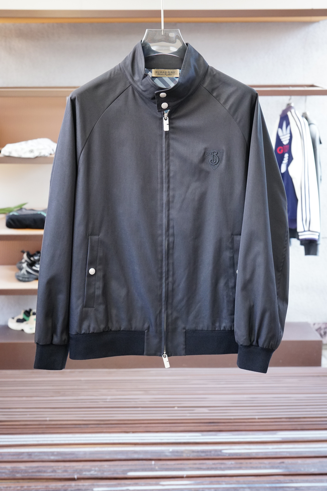 NO:531595,BBR-Burberry/Burberry 25 early autumn new style is released. Burberry lapel jacket, autumn hot jacket, plaid inner, war horse embroidered jacket, comfortable and comfortable to wear, lazy and casual, combined with clean and simple colors, it is particularly pleasing to look at, suitable for daily wear~ I love to launch sports items embellished with vitality prints!  Size 48-56, Burberry, Burberry, Jackets & coats, Jackets & coats, Alexander wang19860909BBR-巴宝莉/Burberry 25早秋新款发布巴宝莉翻领夹克外套,秋季爆款外套,格子内里,战马刺绣款外套,穿上就是舒适自在又显瘦的存在,慵懒而随性,结合干净简单的色系就特别耐看,适合日常穿着~倾情推出缀饰活力印花的运动单品！ 尺码48-56,,burberry,burberry,jackets & coats,jackets & coats,alexander wang,Men's clothing