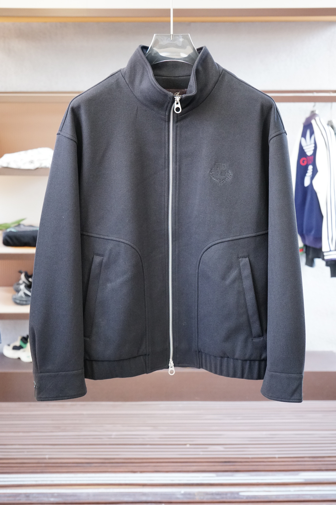 NO:531598,LP, new jacket autumn and winter style series 2025 business casual hooded exterior is selected for imitation ultra-fine wool and cotton fabric. The texture of clear warp and weft lines combined with technological plating brings windproof, hydrophobic and soft wear. The design-sensing and storage hat, combined with multiple glue zippers and waterproof inner bags, can easily solve the trouble of light travel when going out. Fashion micro-expanded style, multiple computer printed text patterns. The rear cut is spliced, and the upper body is not bloated. It is dedicated to the new 25 autumn and winter fashion works. Color gray, dark gray, blue Size M-3XL, loro piano, jackets & coats, hats, alexander wang19860909LP,外套秋冬新款系列2025商务休闲连帽外面精选仿超细羊毛加棉面料,经纬线分明的材质结合科技镀层,带来防风疏水同时柔软穿着的特性.设计感的可收纳戴帽,配合多处压胶拉链及防水收纳内袋,轻松解决出门轻行的烦恼.时尚微扩版型,多重电脑印花文字图案.立裁后片拼接,上身不臃肿,敬献25秋冬时尚新作. 颜色灰色,深灰色,蓝色 尺码M-3XL,,loro piana,jackets & coats,hats,alexander wang,Men's clothing