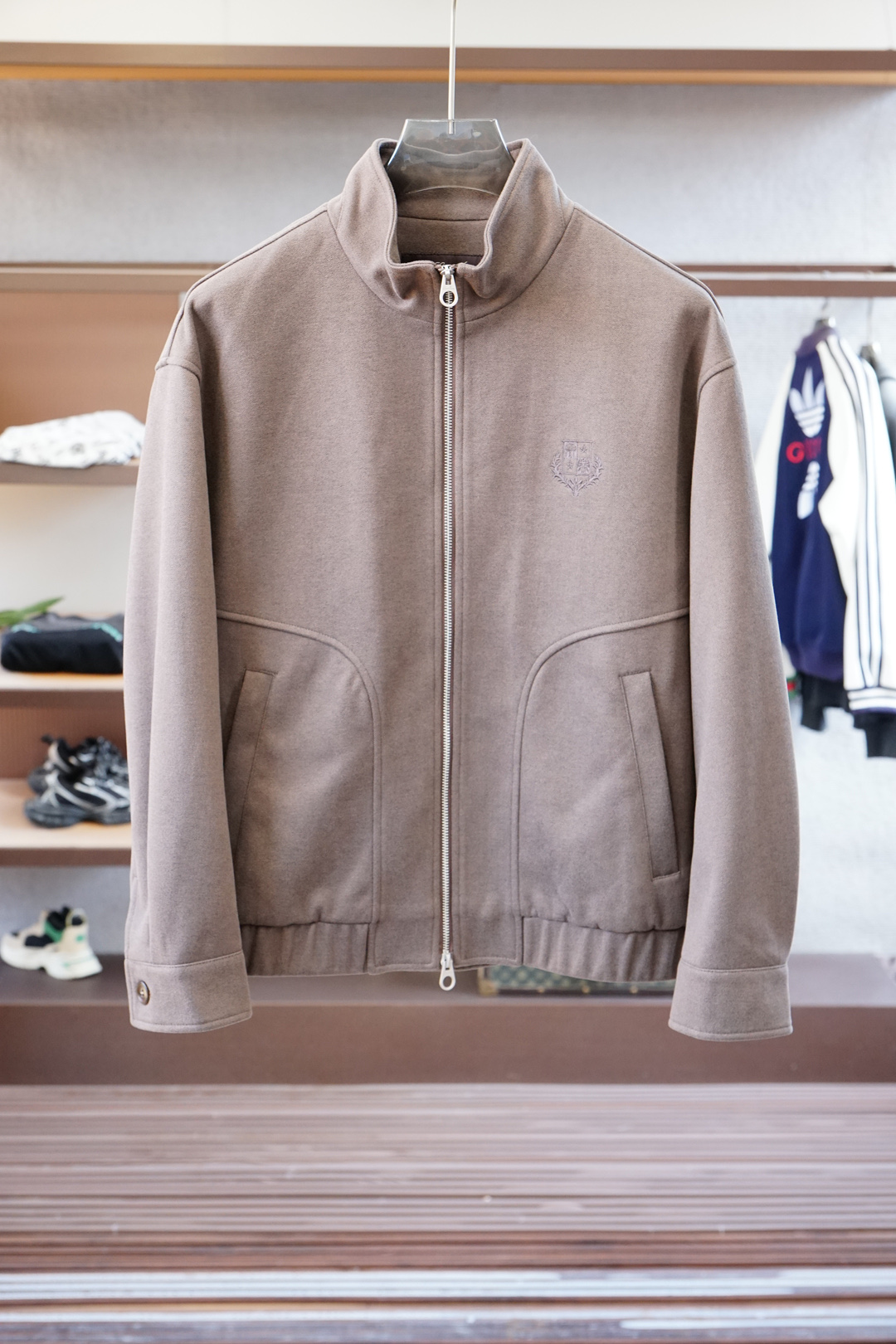 NO:531601,LP, new jacket autumn and winter style series 2025 business casual hooded exterior is selected for imitation ultra-fine wool and cotton fabric. The texture of clear warp and weft lines combined with technological plating brings windproof, hydrophobic and soft wear. The design-sensing and storage hat, combined with multiple glue zippers and waterproof inner bags, can easily solve the trouble of light travel when going out. Fashion micro-expanded style, multiple computer printed text patterns. The rear cut is spliced, and the upper body is not bloated. It is dedicated to the new 25 autumn and winter fashion works. Color gray, dark gray, khaki Size M-3XL, loro piano, jackets & coats, hats, alexander wang19860909LP,外套秋冬新款系列2025商务休闲连帽外面精选仿超细羊毛加棉面料,经纬线分明的材质结合科技镀层,带来防风疏水同时柔软穿着的特性.设计感的可收纳戴帽,配合多处压胶拉链及防水收纳内袋,轻松解决出门轻行的烦恼.时尚微扩版型,多重电脑印花文字图案.立裁后片拼接,上身不臃肿,敬献25秋冬时尚新作. 颜色灰色,深灰色,卡其色 尺码M-3XL,,loro piana,jackets & coats,hats,alexander wang,Men's clothing