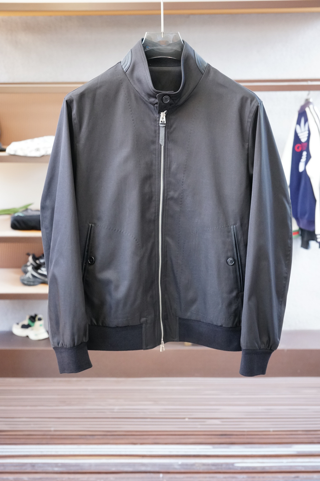 NO:531604,Zenia/The new Autumn and Winter Stand Collar Series 2025 Business and Casual Hooded Outside is selected for fine-line cotton fabric. The texture of the clear warp and weft lines combined with technological plating brings windproof, hydrophobic and soft wear. The design-sensing and storing hat, combined with multiple glue zippers and waterproof storage inner bags, can easily solve the trouble of light travel when going out. Fashionable micro-expanded style, multiple computer printed text patterns. The rear cut is spliced, and the upper body is not bloated. It is dedicated to the new 25 autumn and winter fashion works. The color is gray and black. Size M-3XL, zegna, jackets & coats, hats, alexander wang19860909杰尼亚/外套秋冬新款立领系列2025商务休闲连帽外面精选细纹棉面料,经纬线分明的材质结合科技镀层,带来防风疏水同时柔软穿着的特性.设计感的可收纳戴帽,配合多处压胶拉链及防水收纳内袋,轻松解决出门轻行的烦恼.时尚微扩版型,多重电脑印花文字图案.立裁后片拼接,上身不臃肿,敬献25秋冬时尚新作. 颜色灰色,黑色. 尺码M-3XL,,zegna,jackets & coats,hats,alexander wang,Men's clothing