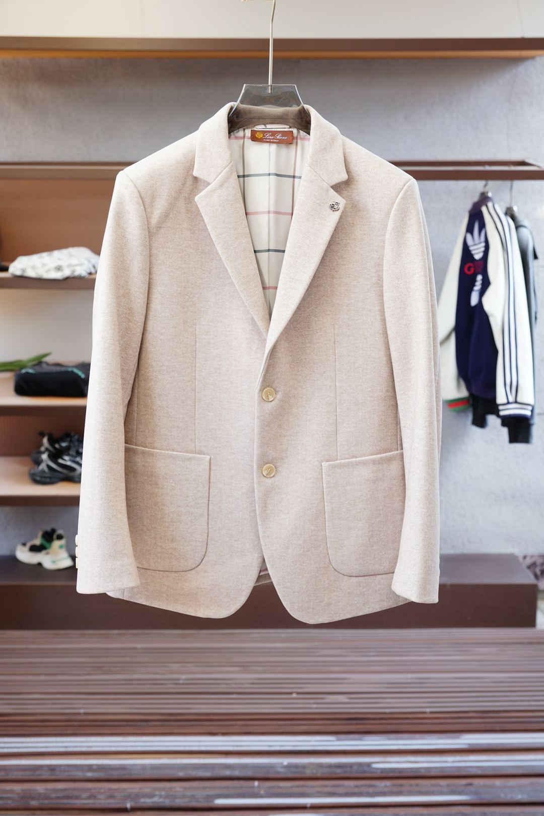 NO:531623,LP suit; 25SS autumn and winter jacquard two-piece suit, exquisite embellishment, extremely exquisite workmanship, fine and symmetrical thread, no unnecessary thread head, full-edge inside, customized imported nylon fiber blend fabric, slim and stylish high-quality fashion, the best strong product for all occasions whether in business or casual!  Number of code M-XXXL (please report height and weight by placing an order), loro piana, business suit, alexander wang19860909LP西服； 25SS秋冬提花两粒西装西服,精致点缀,做工极其精湛,走线细密匀称,无多余线头,内里全包边,定制进口锦纶纤维混纺面料,修身有型的高品质时装,无论是商务还是休闲时候都能胜任各种场合的最佳强货！ 码数M-XXXL（下单请报身高体重）,,loro piana,business suit,alexander wang,Men's clothing