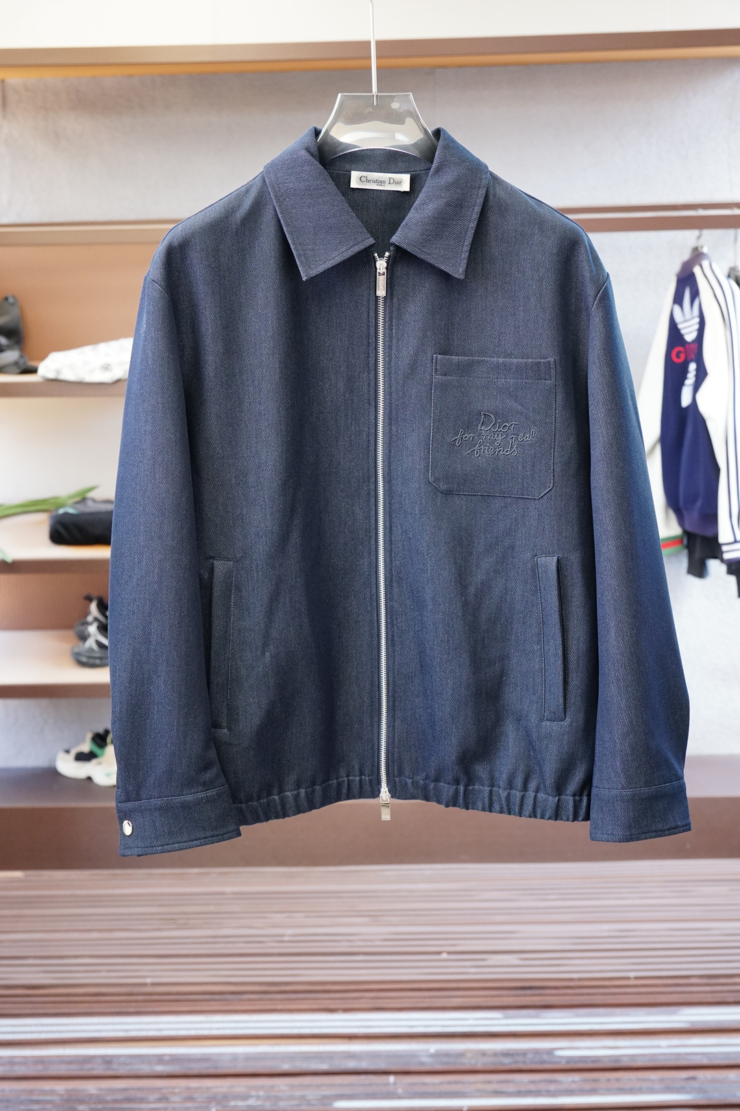 NO:531607,Dior/New autumn and winter style series 2025 Business and Casual Liling jackets are selected for imitation ultra-fine wool and cotton fabrics. The texture of the clear warp and weft lines combined with technological plating brings windproof, hydrophobic and soft wear characteristics, and multiple glue zippers and waterproof storage inner bags to easily solve the trouble of going out. Fashionable micro-expanded style, multiple computer printed text patterns. The rear cut is spliced, and the upper body is not bloated. It is dedicated to the new 25 autumn and winter fashion works. Color gray, dark gray, blue Size M-3XL,,dior,dior,jackets & coats,alexander wang19860909Dior 迪奥/外套秋冬新款系列2025商务休闲立玲外套外面精选仿超细羊毛加棉面料,经纬线分明的材质结合科技镀层,带来防风疏水同时柔软穿着的特性配合多处压胶拉链及防水收纳内袋,轻松解决出门轻行的烦恼.时尚微扩版型,多重电脑印花文字图案.立裁后片拼接,上身不臃肿,敬献25秋冬时尚新作. 颜色灰色,深灰色,蓝色 尺码M-3XL,,dior,dior,jackets & coats,alexander wang,Men's clothing