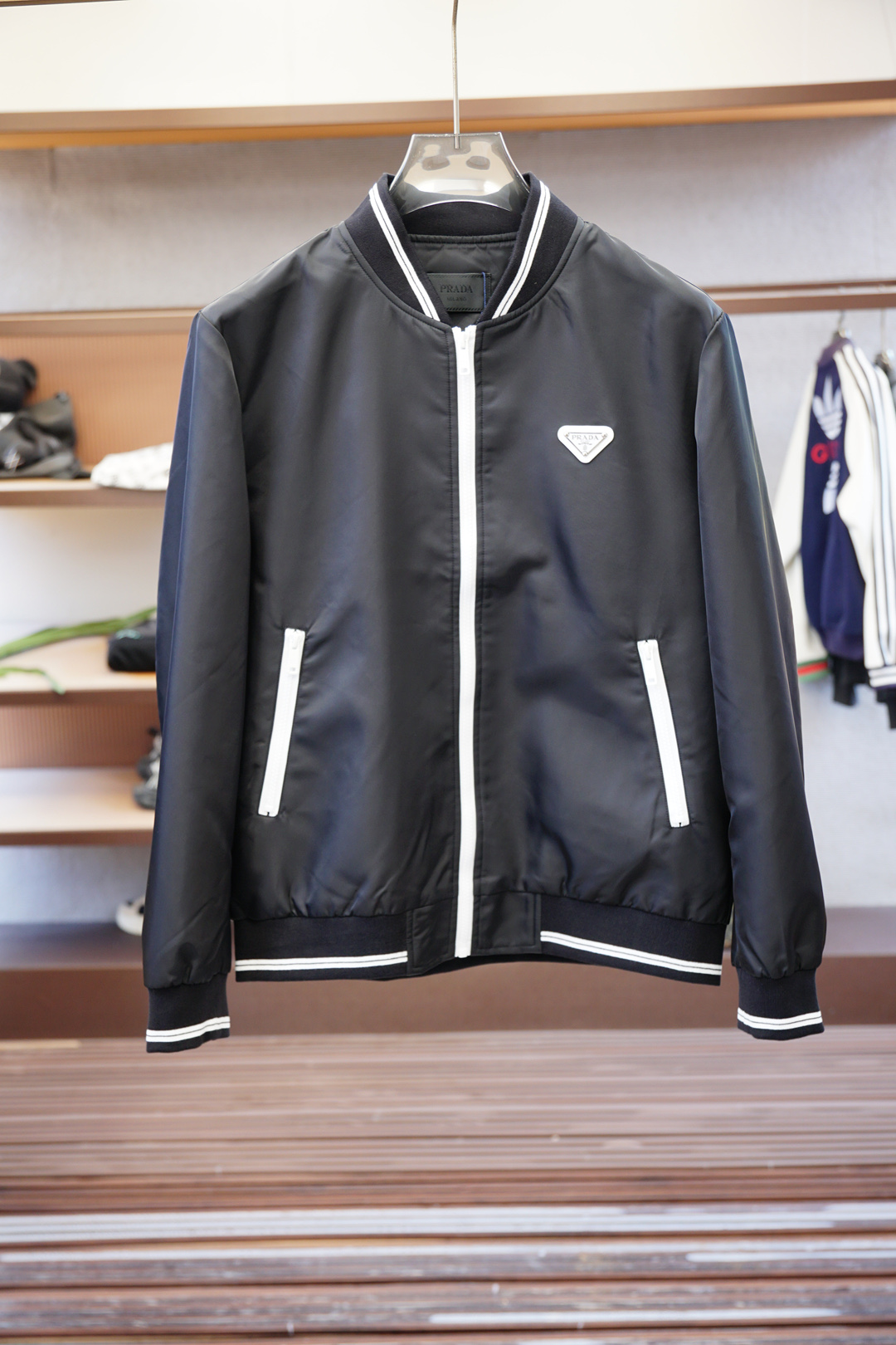 NO:531592,- Prada/New PHR Re-Nylon Recycled Nylon Material Contrasted Zippered Plate Flying Stand Collar Jacket, Men's Chest Metal Triangle Decorative Light Jacket. Order in the same channel in Romania, the most anticipated boutique products are coming, contrasting zippered Plate Flying Design, classic urban outdoor casual business style, craftsmanship and appearance are full!  It is built with the usual hit classic jacket style, but the highlights of this model are indeed beyond the past. The contrasting zippered placket, the iconic metal triangle logo embellishment on the chest, and the recycled nylon waterproof fabric are specially designed for outdoor use. It can be said that the whole body is 360 degrees. It perfectly improves the grade of the entire jacket, and the high-end luxury you can get at a glance!  Custom-made metal zippers are equipped with clear and exquisite brand logo embellishments, suitable for all men and for all occasions, and are the most commuter functional jackets. P home’s unique technology nylon material has a subtle touch and a seductive gloss, and the comfort of the upper body is absolutely to the top. With the top craftsmanship and various details, they are representative of the craftsman spirit of P home. This kind of detail creation is enough to make people feel the level of this style intuitively and three-dimensionally, which adds points to the wearer!  !  Size M-3XL, prada, prada, jackets & coats, jackets & coats, alexander wang19860909- Prada普拉达/新款P家Re-Nylon再生尼龙材质撞色拉链门襟立领外套,男士胸前金属三角标装饰轻便夹克.罗马尼亚同渠道订单,最为期待的精品狠货来袭,撞色拉链门襟设计,经典都市户外休闲商务风格,工艺与颜值拉满！ 秉承着一贯的爆款经典夹克版型打造,但是此款的看点确实超越以往.撞色拉链门襟,胸前标志性金属三角徽标点缀,再生尼龙防水面料,专为户外打造,可以说浑身上下360度都皆是看点.完美提升整件夹克的档次,一眼便能GET到的高端奢华感！客供定制金属拉链,拉链标识刻有清晰精致的品牌LOGO点缀,适合一切男人,适合一切场合,可谓是最通勤的功能性夹克外套. P家独有的科技尼龙材质,触感微妙,光泽度更是撩人,上身舒适度绝对到顶.加上顶级的工艺打造,各种细节的处理,都是P家工匠精神的代表,这种细节的打造,足以让人直观立体的感受到此款的档次所在,更为穿着者加分！！尺码M-3XL,,prada,prada,jackets & coats,jackets & coats,alexander wang,Men's clothing