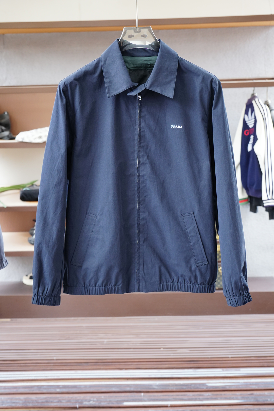 NO:527300,=Prada-Prada-Old Qian style/Classic men's business and casual lapel jacket. Fashion with typical Italian style, trading company channel products are very exquisite in fabric selection and craftsmanship, which is very consistent with the aesthetic tone of the donkey family, low-key and luxurious, elegant and noble. Every detail proves the brand's own sense of high-endness. The Italian minimalist, capable and outdoor functional style are the ultimate interpretation, both solemn and harmonious, and the upper body is full of style!  A treasure-level functional equipment that combines fashion sense and design sense creates unique styling items, improved pilot styling design, classic stand collar design, retro age-reducing and very fashionable, with elastic designs on the cuffs and hem, and Italian customers provide imported suede fabrics. The texture is as delicate as baby's skin. It is crisp and superior, quite elegant and fashionable!  The color matching is light and versatile, the style is cut and neat, and the upper body instantly highlights the spirit. It is full of styles and can easily control various body shapes. It is a jacket that combines business commuting and outdoor leisure. It is an equipment with extremely high attendance rate in practical wear!  Color gray caramel color code M-3XL, louis vuitton,prada,prada,louis vuitton,jackets & coats,jackets & coats,chamois leather,alexander wang19860909=Prada-普拉达-老钱风/经典男士商务休闲小站领夹克外套.颇具意大利典型风格的时装,贸易公司渠道臻品 在面料选取和工艺方面都相当考究,极符合驴家族美学基调,低调且奢华,优雅且高贵,每一个细节都在力证品牌自身的高级感,通体将意式的极简、干练和户外功能性风格极致诠释,亦庄亦谐,上身型款十足！集时装感与设计感的一款宝藏级功能型装备,塑造出别具一格的造型单品,改良式的飞行员造型设计,经典的站领设计,复古减龄又非常时髦,袖口与下摆运用松紧设计,意大利客供进口麂皮面料.质感如婴儿皮肤一样细腻.挺括性优越,颇为优雅且时髦！配色轻熟百搭,版型剪裁干练利落,上身瞬间凸显出精神感,型款十足,轻松驾驭各种身型,商务通勤与户外休闲完美兼备的一款外套,属于实穿性出勤率极高的一款装备！ 颜色灰色焦糖色 码数M-3XL,,louis vuitton,prada,prada,louis vuitton,jackets & coats,jackets & coats,chamois leather,alexander wang,Men's clothing