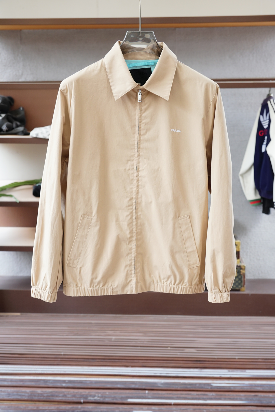 NO:527298,Prada - Old Qian style/Classic men's business and casual lapel jacket. Fashion with typical Italian style, trading company channel products are very exquisite in fabric selection and craftsmanship, which is very consistent with the aesthetic tone of the donkey family, low-key and luxurious, elegant and noble. Every detail proves the brand's own sense of high-endness. The Italian minimalist, capable and outdoor functional style are the ultimate interpretation, both solemn and harmonious, and the upper body is full of style!  A treasure-level functional equipment that combines fashion sense and design sense creates unique styling items, improved pilot styling design, classic stand collar design, retro age-reducing and very fashionable, with elastic designs on the cuffs and hem, and Italian customers provide imported suede fabrics. The texture is as delicate as baby's skin. It is crisp and superior, quite elegant and fashionable!  The color matching is light and versatile, the style is cut and neat, and the upper body instantly highlights the spirit. It is full of styles and can easily control various body shapes. It is a jacket that combines business commuting and outdoor leisure. It is an equipment with extremely high attendance rate in practical wear!  Color gray caramel color code M-3XL, louis vuitton,prada,prada,louis vuitton,jackets & coats,jackets & coats,chamois leather,alexander wang19860909Prada普拉达-老钱风/经典男士商务休闲小站领夹克外套.颇具意大利典型风格的时装,贸易公司渠道臻品 在面料选取和工艺方面都相当考究,极符合驴家族美学基调,低调且奢华,优雅且高贵,每一个细节都在力证品牌自身的高级感,通体将意式的极简、干练和户外功能性风格极致诠释,亦庄亦谐,上身型款十足！集时装感与设计感的一款宝藏级功能型装备,塑造出别具一格的造型单品,改良式的飞行员造型设计,经典的站领设计,复古减龄又非常时髦,袖口与下摆运用松紧设计,意大利客供进口麂皮面料.质感如婴儿皮肤一样细腻.挺括性优越,颇为优雅且时髦！配色轻熟百搭,版型剪裁干练利落,上身瞬间凸显出精神感,型款十足,轻松驾驭各种身型,商务通勤与户外休闲完美兼备的一款外套,属于实穿性出勤率极高的一款装备！ 颜色灰色焦糖色 码数M-3XL,,louis vuitton,prada,prada,louis vuitton,jackets & coats,jackets & coats,chamois leather,alexander wang,Men's clothing