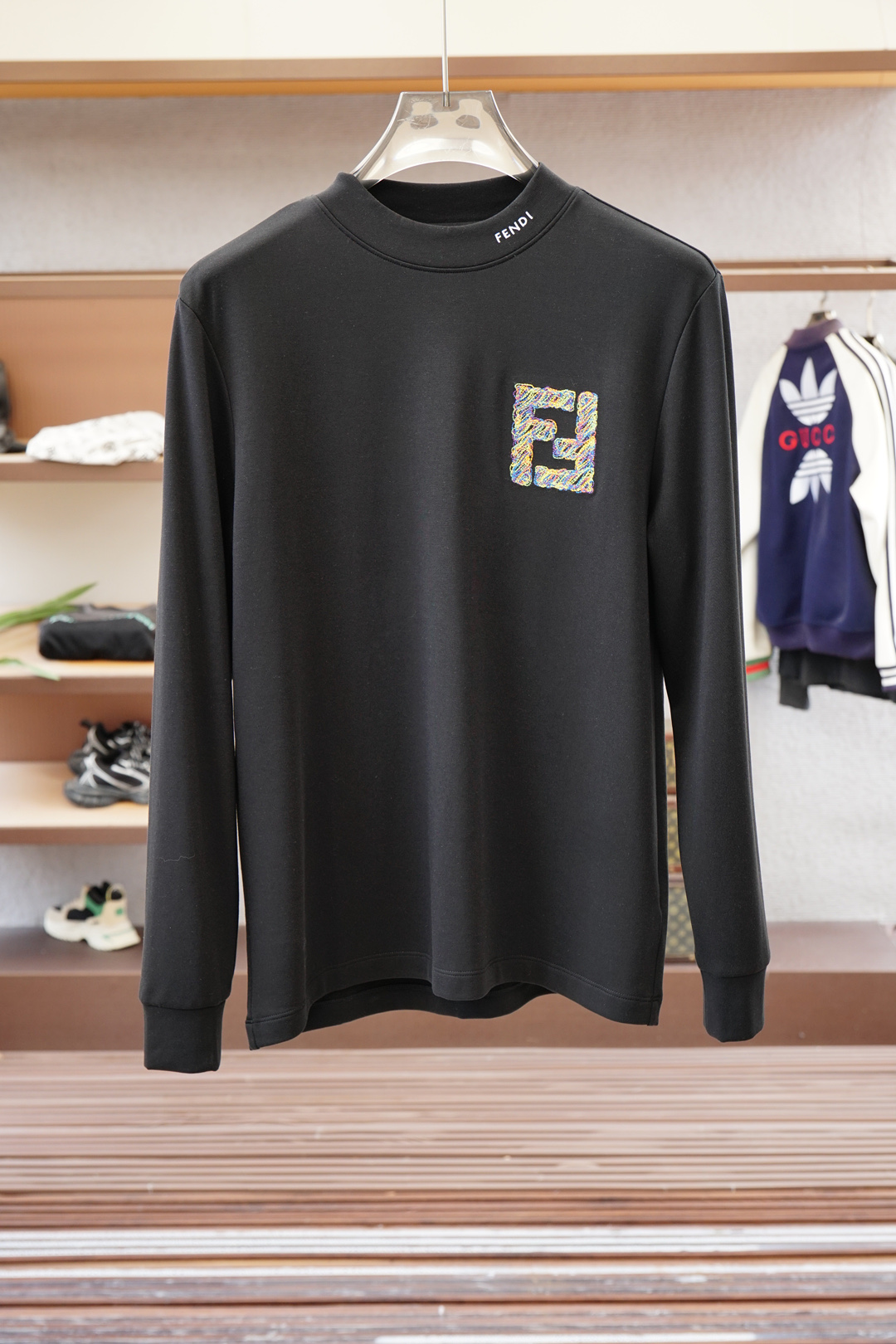 NO:598189,Fendi - Fendi - 2025 new autumn and winter products, men's classic 'LOGO embroidered basic round neck long-sleeved T-shirt base shirt on the chest! Trading company channels are rare, and it is sold simultaneously at GW. It is made of 26S double yarn pure cotton imported from customers. The fabric is thick and moderate, and the texture is soft and soft.  Dense, crisp and smooth, close to the skin and has good breathability and moisture absorption. It is matched with the same vat dyed rib collar and cuff splicing to improve the comfort to 100%. The classic LOGO embroidery design on the chest of the body is matched with the offset printed logo on the left cuff, which is a symbol of quality. The tailoring is a slim fit.  It is very exquisite, shows aura, and highlights the sophistication of business men. This is unique. It has just the right fit and the upper body effect is very good. Size 48/M-56/3XL,, fendi, fendi, tees, t-shirt, alexander wang19860909Fendi-芬迪-2025秋冬新品,男士胸前经典'LOGO刺绣基础款圆领长袖T恤打底衫！贸易公司渠道稀出,同步GW发售,选用客供进口26S双纱纯棉材质制成,面料厚实适中,质地柔软绵密、挺括垂顺,贴肤具有良好的透气吸湿性,搭配同缸色染罗纹领口袖口拼接,将舒适度提升到百分百,衣身胸前经典LOGO刺绣设计,,搭配左袖口处胶印徽标相呼应,品质的象征.版型剪裁属于修身款 非常精致,显气场,又会凸显商务男士的精致,这就是独到之处,恰到好处的修身,上身效果非常赞, 尺码48/M-56/3XL,,fendi,fendi,tees，t-shirt,alexander wang,Men's clothing