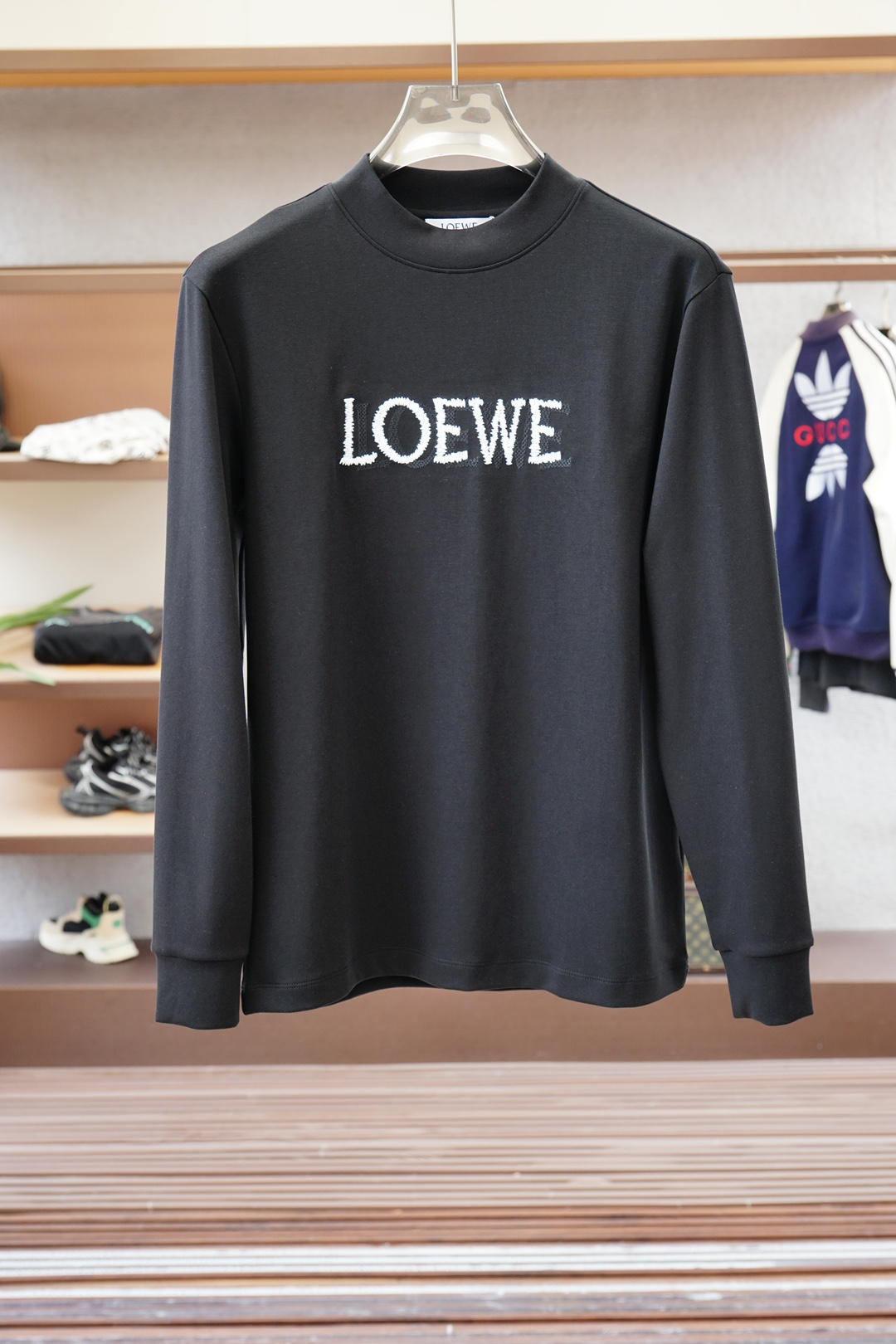 NO:598185,Loewe-Loewe's 2025 autumn and winter new product, men's classic 'LOGO embroidered basic round neck long-sleeved T-shirt base shirt on the chest! Trading company channels are rare, and it is sold at GW simultaneously. It is made of 26S double yarn pure cotton imported from customers. The fabric is thick and moderate, and the texture is soft and soft.  Dense, crisp and smooth, close to the skin and has good breathability and moisture absorption. It is matched with the same vat dyed rib collar and cuff splicing to improve the comfort to 100%. The classic LOGO embroidery design on the chest of the body is matched with the offset printed logo on the left cuff, which is a symbol of quality. The tailoring is a slim fit.  It is very delicate, shows aura, and highlights the sophistication of business men. This is unique. It has just the right fit and the upper body effect is very good. Size 48/M-56/3XL,,loewe,loewe,tees,t-shirt,alexander wang19860909Loewe-罗意威2025秋冬新品,男士胸前经典'LOGO刺绣基础款圆领长袖T恤打底衫！贸易公司渠道稀出,同步GW发售,选用客供进口26S双纱纯棉材质制成,面料厚实适中,质地柔软绵密、挺括垂顺,贴肤具有良好的透气吸湿性,搭配同缸色染罗纹领口袖口拼接,将舒适度提升到百分百,衣身胸前经典LOGO刺绣设计,,搭配左袖口处胶印徽标相呼应,品质的象征.版型剪裁属于修身款 非常精致,显气场,又会凸显商务男士的精致,这就是独到之处,恰到好处的修身,上身效果非常赞, 尺码48/M-56/3XL,,loewe,loewe,tees，t-shirt,alexander wang,Men's clothing