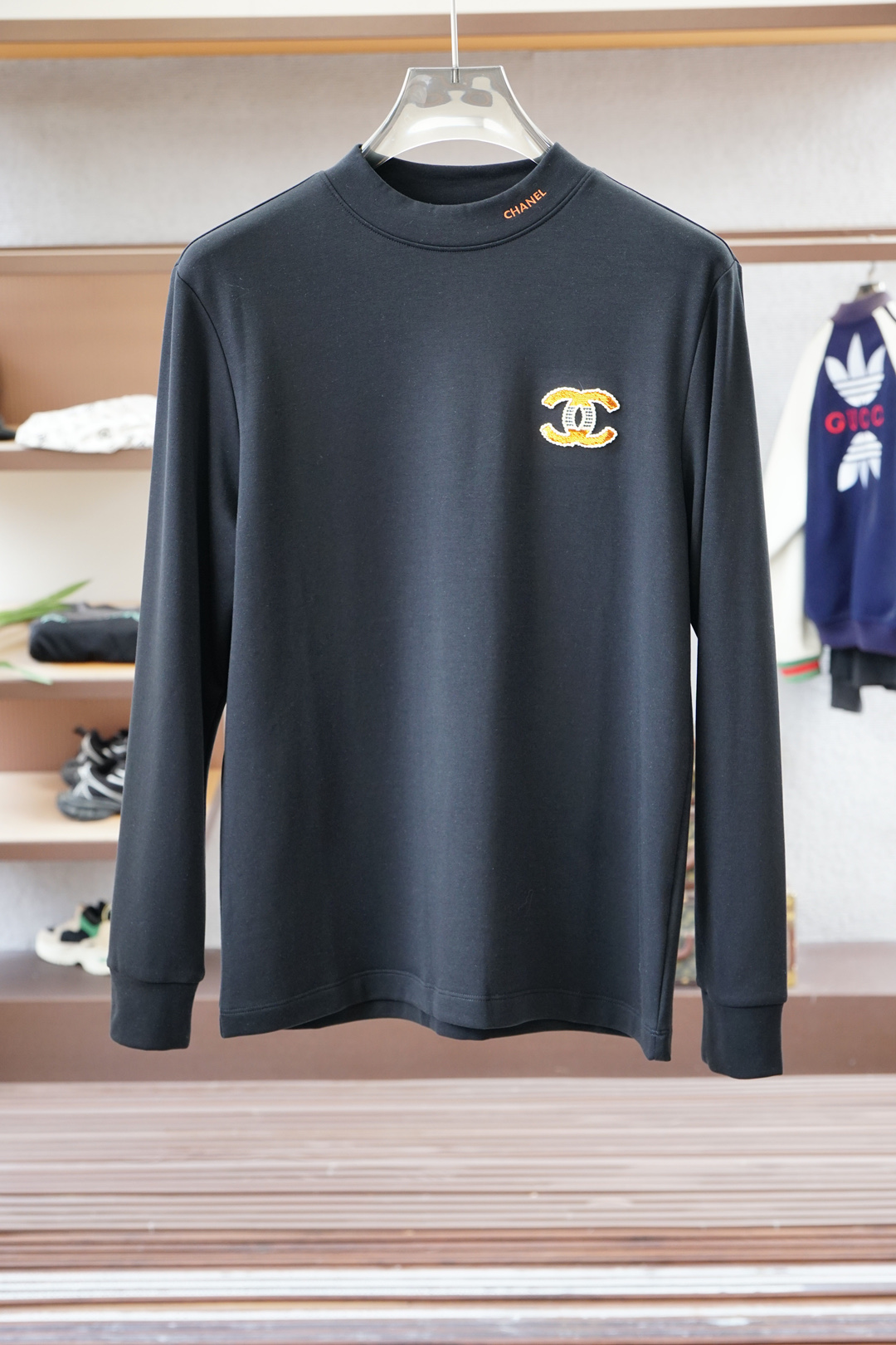 NO:598187,Chanel - Chanel - 2025 new autumn and winter products, men's classic 'LOGO embroidered basic round neck long-sleeved T-shirt base shirt on the chest! Trading company channels are rare, and it is sold at GW simultaneously. It is made of 26S double yarn pure cotton imported from customers. The fabric is thick and moderate, and the texture is soft and dense.  , crisp and smooth, close to the skin and has good breathability and moisture absorption. It is matched with the same vat dyed rib collar and cuff splicing to increase the comfort to 100%. The classic LOGO embroidery design on the chest of the body is matched with the offset printed logo on the left cuff, which is a symbol of quality. The tailoring is a slim fit.  It is very delicate, shows aura, and highlights the sophistication of business men. This is unique. It has just the right fit and the upper body effect is very good. Size 48/M-56/3XL, chanel, tees, t-shirt, alexander wang19860909香奈儿-香奈儿-2025秋冬新品,男士胸前经典'LOGO刺绣基础款圆领长袖T恤打底衫！贸易公司渠道稀出,同步GW发售,选用客供进口26S双纱纯棉材质制成,面料厚实适中,质地柔软绵密、挺括垂顺,贴肤具有良好的透气吸湿性,搭配同缸色染罗纹领口袖口拼接,将舒适度提升到百分百,衣身胸前经典LOGO刺绣设计,,搭配左袖口处胶印徽标相呼应,品质的象征.版型剪裁属于修身款 非常精致,显气场,又会凸显商务男士的精致,这就是独到之处,恰到好处的修身,上身效果非常赞, 尺码48/M-56/3XL,,chanel,tees，t-shirt,alexander wang,Men's clothing