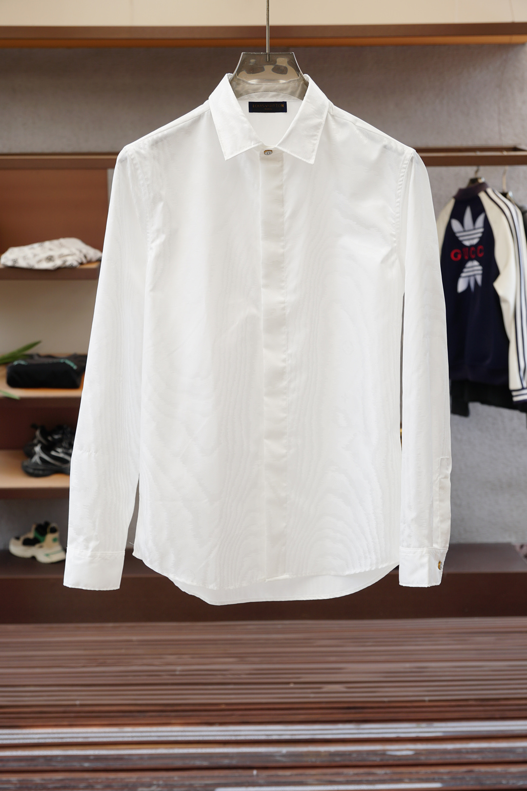 NO:528336,- LV, Louis Vuitton - 2025 early spring new product, special counter for sale, fashionable high-end men's shirt, pure white design is clean and neat, chairman's elite must-have series, comfortable and relaxed without losing the sense of atmosphericity, small standing collar positioning design breaks the shackles of tradition, more youthful and fashionable, embroidered logo design, more brand recognition, imported top high density 100 points high-quality Pima cotton cotton skin-friendly and comfortable, very delicate to the touch, good texture, cool and breathable, not easy to wrinkle, a good one, no problem with wearing inside alone, you can stock up early if you like it!  Hurry up and grab it. Size (M-XXX L) pick up the next day.za,,louis vuitton,louis vuitton,alexander wang19860909- LV,路易威登-2025早春新品 专柜在售 时尚高端男装衬衣,纯白色设计干净利落整洁,董事长精英必备系列,舒适松弛又不失大气感,小立领定位设计打破传统束缚,更具年轻时尚味道,刺绣Logo设计,更具品牌辨识度,进口顶极高密度100分优质皮马棉棉亲肤舒适 摸上去非常的细腻,质感很好,凉爽透气,不易起皱,不错的一款,内搭单穿都完全没问题,喜欢的亲也可以提早囤货！赶紧下手抢吧.尺码（M-XXX L）隔天取货.za,,louis vuitton,louis vuitton,alexander wang,Men's clothing