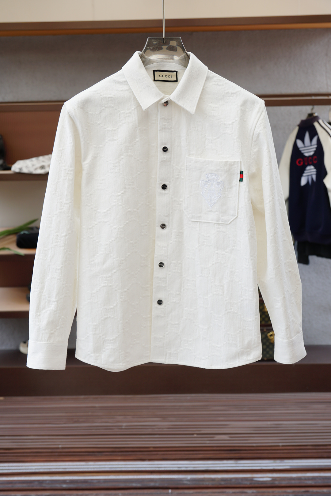 NO:528350,Gucci - 2025 early spring new product, special counter for sale, fashionable high-end men's shirt, pure white design is clean and neat, chairman's elite must-have series, comfortable and relaxed without losing the sense of atmosphere, small standing collar positioning design breaks the traditional constraints, and has a more youthful and fashionable flavor, embroidered logo design, more brand recognition, imported top high density 100 points high-quality Pima cotton cotton skin-friendly and comfortable, very delicate to the touch, good texture, cool and breathable, and not easy to wrinkle. It is a good one, and it is completely fine to wear inside alone. If you like it, you can stock up in advance!  Hurry up and grab it. Size (M-XXX L) pick up the next day.za, gucci, alexander wang19860909Gucci 古奇-2025早春新品 专柜在售 时尚高端男装衬衣,纯白色设计干净利落整洁,董事长精英必备系列,舒适松弛又不失大气感,小立领定位设计打破传统束缚,更具年轻时尚味道,刺绣Logo设计,更具品牌辨识度,进口顶极高密度100分优质皮马棉棉亲肤舒适 摸上去非常的细腻,质感很好,凉爽透气,不易起皱,不错的一款,内搭单穿都完全没问题,喜欢的亲也可以提早囤货！赶紧下手抢吧.尺码（M-XXX L）隔天取货.za,,gucci,alexander wang,Men's clothing