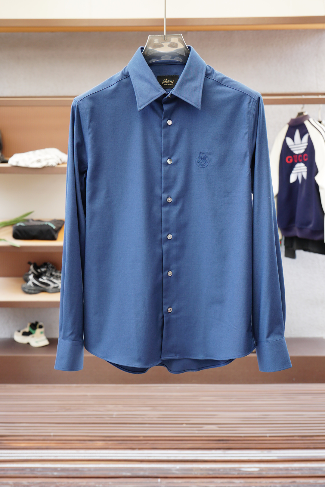 NO:528330,- Bugno - 2025 early spring new product, on sale, fashionable high-end men's shirt, pure white design is clean and neat, chairman's elite must-have series, comfortable and relaxed without losing the sense of atmosphere, small standing collar positioning design breaks the traditional constraints, and has a more youthful and fashionable flavor, embroidered logo design, more brand recognition, imported top high density 100 points high-quality Pima cotton cotton skin-friendly and comfortable, very delicate to the touch, good texture, cool and breathable, and not easy to wrinkle. It is a good one, and it is completely fine to wear inside alone. If you like it, you can stock up in advance!  Hurry up and grab it. Size (M-XXX L) pick up the next day.za, alexander wang19860909- 布尼奥-2025早春新品 专柜在售 时尚高端男装衬衣,纯白色设计干净利落整洁,董事长精英必备系列,舒适松弛又不失大气感,小立领定位设计打破传统束缚,更具年轻时尚味道,刺绣Logo设计,更具品牌辨识度,进口顶极高密度100分优质皮马棉棉亲肤舒适 摸上去非常的细腻,质感很好,凉爽透气,不易起皱,不错的一款,内搭单穿都完全没问题,喜欢的亲也可以提早囤货！赶紧下手抢吧.尺码（M-XXX L）隔天取货.za,,alexander wang,Men's clothing