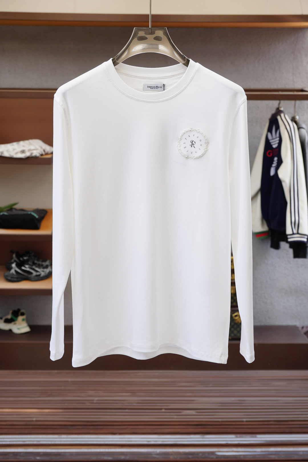 NO:539007,Stephen, 2025 autumn and winter series is new, men's fashionable and casual base shirt, long-sleeved T-shirt, selected imported double-sided mercerized cotton fabric, exquisite logo on the chest, excellent comfort and breathability, excellent soft, wrinkle-resistant elasticity and drooping. Whether worn alone or in the inner wear, they are very handsome, which conforms to men's practical dressing habits, pursues luxury, noble and elegant style, and creates extraordinary men's taste. The visual effect is very good, the grade is extremely high, simple and fashionable, and a must-have choice for casual business!  Size M-3XL, tees, t-shirt, alexander wang19860909史蒂芬,2025秋冬系列上新 男士时尚休闲打底衫长袖T恤,精选进口双面丝光棉面料,胸前精致logo打造,舒适性与透气性兼优,柔软抗皱弹性和垂性极佳,无论是单穿或是内搭都是帅气十足,吻合了男性实用穿衣习惯,追求奢华高贵优雅风范,打造不凡男士品味,视觉效果非常赞,档次极高,简约时尚,休闲商务必备之选！尺码M-3XL,,tees，t-shirt,alexander wang,Men's clothing