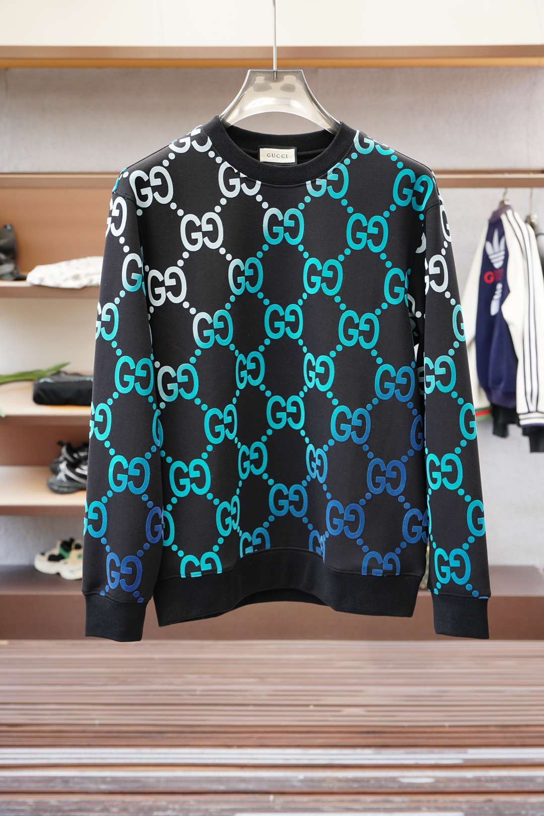 NO:529684,Gucci/FW new product is on the market. High-quality trend trend vane. Selected customized high-end modal fabrics. Included with wool. Flocking colorful gradient color. The latest trend color scheme this year. Bold and exaggerated personality. Fashion design opens up the trend frontier. Not monotonous and boring. The overall elegant style is added to the fine needle movement. The overall lines of the ready-to-wear are smooth and not crooked. The collar ring uses an integrated fabric to make the upper body more comfortable. The neckline is stronger. The special style is ergonomic. The inner and outer wear is OK. Different from the market currency. Not bother. Simple and fashionable modern trend. 2 colors are in line. Super high cost performance. Quality control texture and details are analogous to the first-tier brand factories. Recommended liver (G family series) S—-4XL,,gucci,gucci,alexander wang19860909Gucci古奇/FW新品火爆上市啦 高品质量潮流风向标 精选定制高端莫代尔面料 内含羊毛 植绒炫彩渐变色系 今年最新潮流配色 大胆夸张张扬个性 时尚设计开拓潮流前沿 不单调不乏味整体更添一层雅致格调 精细针法走位 成衣整体线条流畅不歪斜 领圈采用一体布料让上身效果舒适度更高 对于脖子包容度更强 版型特调剪裁综合人体工学 内搭外穿都OK 区别市场通货 不俱比较 简约时尚现代潮流 2色齐发 超高性价比 品控质感细节类比超一线品牌工厂 爆肝推荐（G家系列） 码数Ｓ—-4XL,,gucci,gucci,alexander wang,Men's clothing