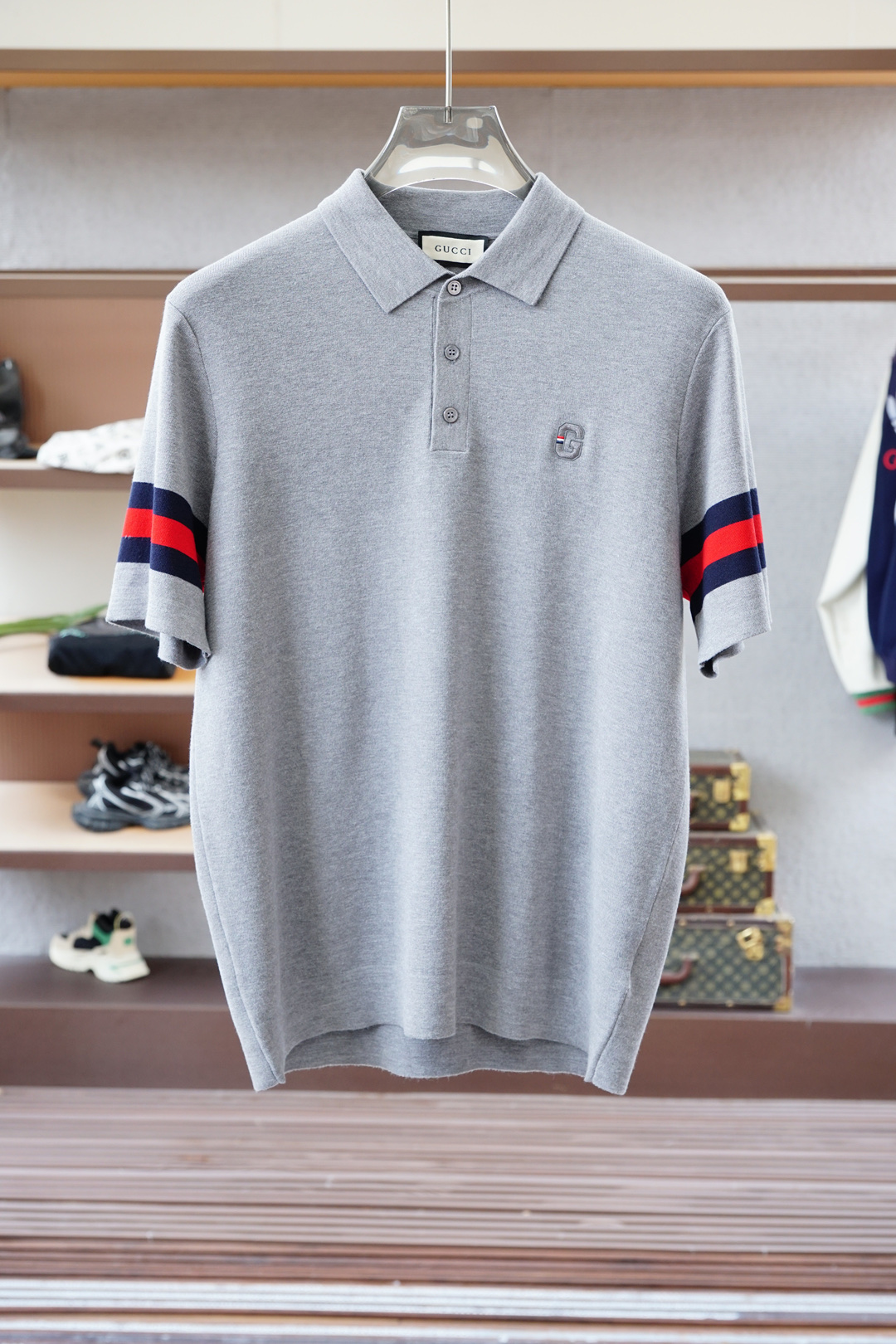 NO:525140,Gucci - 2025ss autumn and winter counters are equipped with the same style as the same style, and the new short-sleeved tensile acetate wool knitted fabric, integrated and slim knitted, a must-have item for high-end people, those who know the goods are welcome to compare the counter. Code number M-3xL, gucci, T-shirt, alexander wang19860909Gucci古奇- 2025ss秋冬专柜同款同步上新短袖醋酸天丝羊毛针织面料 一体起脚针织 高端人士必备单品,懂货的来欢迎对比专柜 .码数M-3xL,,gucci,T-shirt,alexander wang,Men's clothing