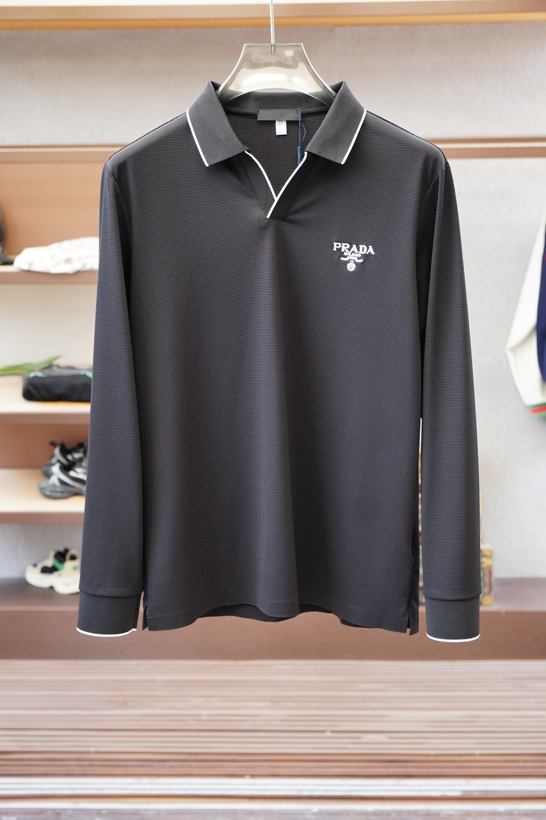 Prada 普拉达-2025秋冬系列上新💐 长袖Polo 衬衫，奢华经典元素设计！采用舒适透气针织面料🔥