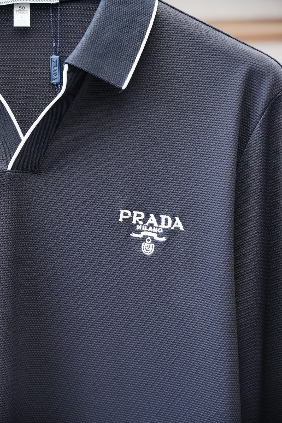 Prada 普拉达-2025秋冬系列上新💐 长袖Polo 衬衫，奢华经典元素设计！采用舒适透气针织面料🔥