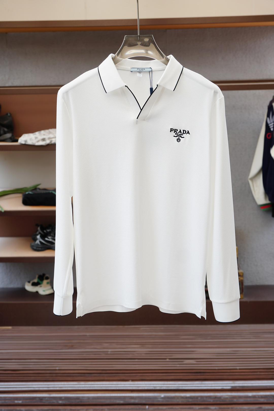 NO:539002,Prada - 2025 autumn and winter series is available for new long-sleeved Polo shirts, luxurious and classic elements design!  The comfortable and breathable knitted fabric is a prestigious hit, high-end custom fabric, master-level tailoring, invincible texture, excellent skin-friendly craftsmanship, smooth lines, perfectly matched with the entire shirt, unique design, quite fashionable, overall light luxury and high-end details are perfect, confirming the original craftsmanship and excellent quality. As a single item of appearance, it can dominate the mixing and matching of the entire dressing season. Whether it is worn alone or in the inner wear, it is quite eye-catching. The upper body effect is excellent, elegant and intellectual, and it is easy to highlight the temperament!  Size M-3XL, prada, prada, shirts, alexander wang19860909Prada 普拉达-2025秋冬系列上新 长袖Polo 衬衫,奢华经典元素设计！采用舒适透气针织面料属于入柜级别,可预见性的爆款,高级定制面料,大师级剪裁,质感无敌,亲肤性极佳工艺精湛,线条流畅,完美搭配整款衬衫的设计别具一格,颇具时髦感,整体轻奢高级 细节完美如斯,印证了原厂的匠心工艺,品相极为优等,作为颜值系的一款单品,可以主导整个穿搭季的混搭,无论单穿或者内搭都颇为吸睛,上身效果超赞,优雅而知性,极易凸显出气质的类型！尺码M-3XL,,prada,prada,shirts,alexander wang,Men's clothing