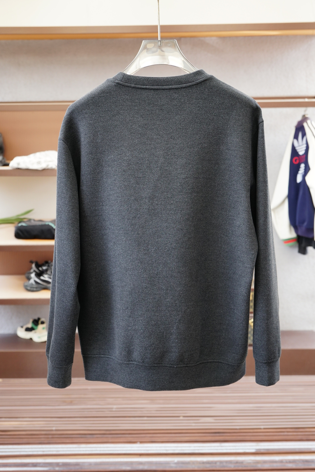 NO:529686,Hermes Home Hermes - New round neck pullover sweatshirt in autumn and winter. It uses imported high-count wool blend fabric, stands upright and stylish. Classic brand logo embroidery pattern, which increases the three-dimensional sense of the clothes and gives the clothes a delicate and luxurious style!  Only good craftsmanship and good fabrics can make you feel good. Color black and blue. Number of codes M-3XL, hermes, hermes, hoodie, sweatshirts, alexander wang19860909爱马仕家·Hermes-秋冬新款圆领套头卫衣 采用进口高支数羊毛混纺面料,立挺有型 经典品牌logo刺绣图案,增加衣服立体感,赋予衣服精致华贵的格调！好工艺好面料才能穿出好品味 颜色黑色 蓝色 码数M-3XL,,hermes,hermes,hoodie,sweatshirts,alexander wang,Men's clothing