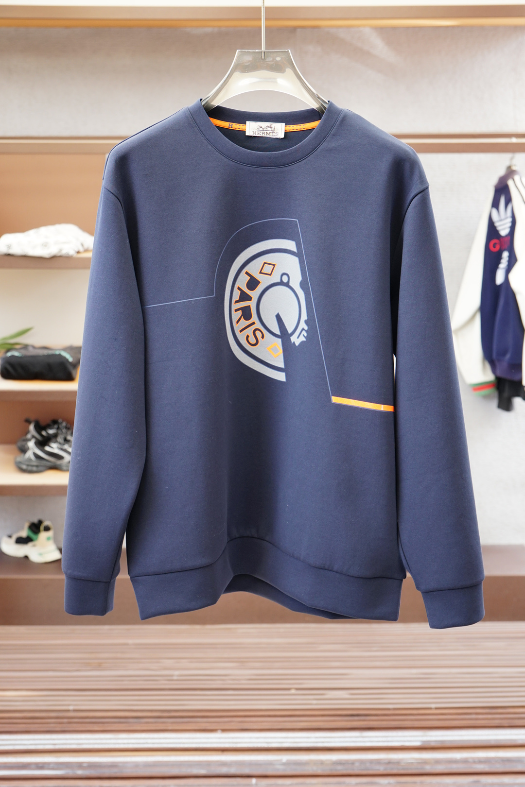 NO:529688,Hermes - Hermes/H home autumn and winter new style!  !  Continuing the classic, from the style to the design, it has a trendy sense of the times. The slightly wider version makes the overall upper body feel more fashionable. Blend air-layer fabric, the upper body is comfortable and skin-friendly, warm and stylish!  And it has texture. The main style is recommended in autumn!  Color blue beige code number M-3XL, hermes, hermes, alexander wang19860909爱马仕- Hermes/H家秋冬新款！！ 延续经典,从版型到设计都很有时代的新潮感 . 微阔版型,整体上身感更具时尚感. 混纺空气层面料,上身舒适亲肤,保暖有型！且具有质感.秋季主推款！ 颜色蓝色 米色 码数M-3XL,,hermes,hermes,alexander wang,Men's clothing