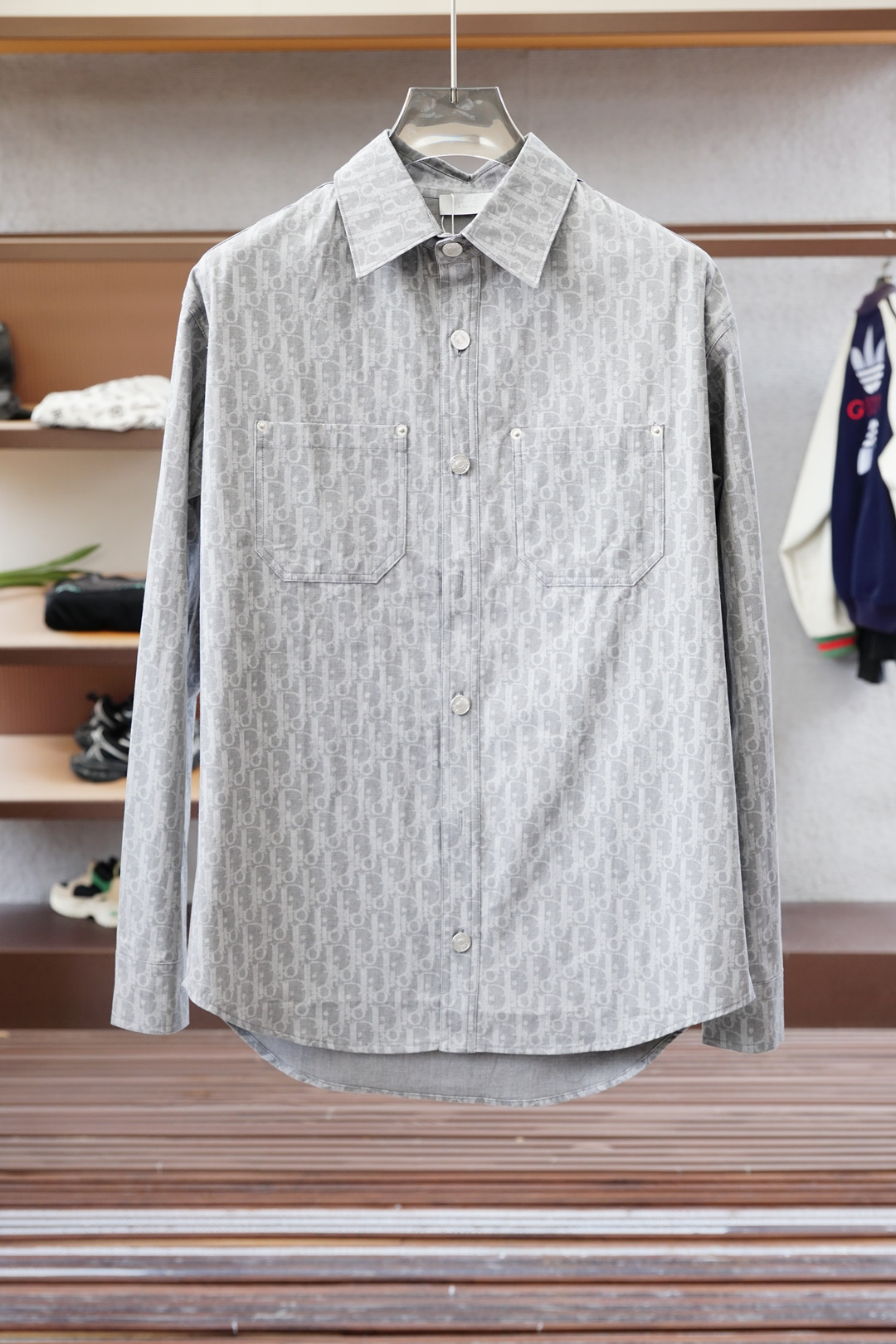 NO:528328,- Dior-2025 early spring new product, special counter for sale, fashionable high-end men's shirt, pure white design is clean and neat, chairman's elite must-have series, comfortable and relaxed without losing the sense of atmosphere, positioning design breaks the shackles of traditional, and has a more youthful and fashionable taste, jacquard logo design, more brand recognition, imported top high density 100 points high-quality Pima cotton cotton skin-friendly and comfortable, very delicate to the touch, good texture, cool and breathable, and not easy to wrinkle. It is a good one, and it is completely fine to wear inside alone. If you like it, you can stock up in advance!  Hurry up and grab it. Size (M-XXX L) pick up the next day.za,dior,dior,alexander wang19860909- Dior迪奥-2025早春新品 专柜在售 时尚高端男装衬衣,纯白色设计干净利落整洁,董事长精英必备系列,舒适松弛又不失大气感,定位设计打破传统束缚,更具年轻时尚味道,提花Logo设计,更具品牌辨识度,进口顶极高密度100分优质皮马棉棉亲肤舒适 摸上去非常的细腻,质感很好,凉爽透气,不易起皱,不错的一款,内搭单穿都完全没问题,喜欢的亲也可以提早囤货！赶紧下手抢吧.尺码（M-XXX L）隔天取货.za,,dior,dior,alexander wang,Men's clothing