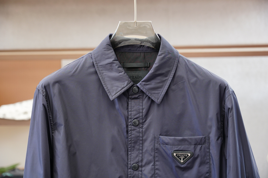 Prada-普拉达/2025秋冬新款专柜同款🔥夹克小棉衣，采用再生尼龙面料打造，贴袋搭配衬衫领，饰有标志