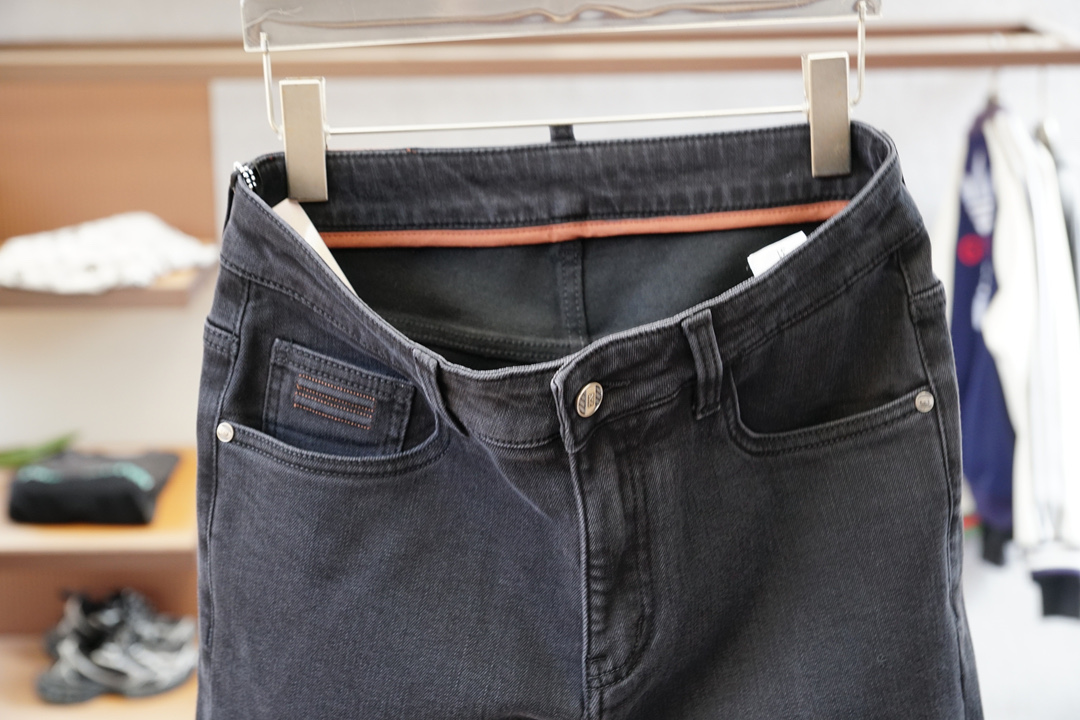 杰尼亚-新款来袭🔥早秋新款新款休闲裤牛仔裤，高端定制系列。进口高密度纯棉加沙洗工艺舒适柔软亲肤，笔挺不易