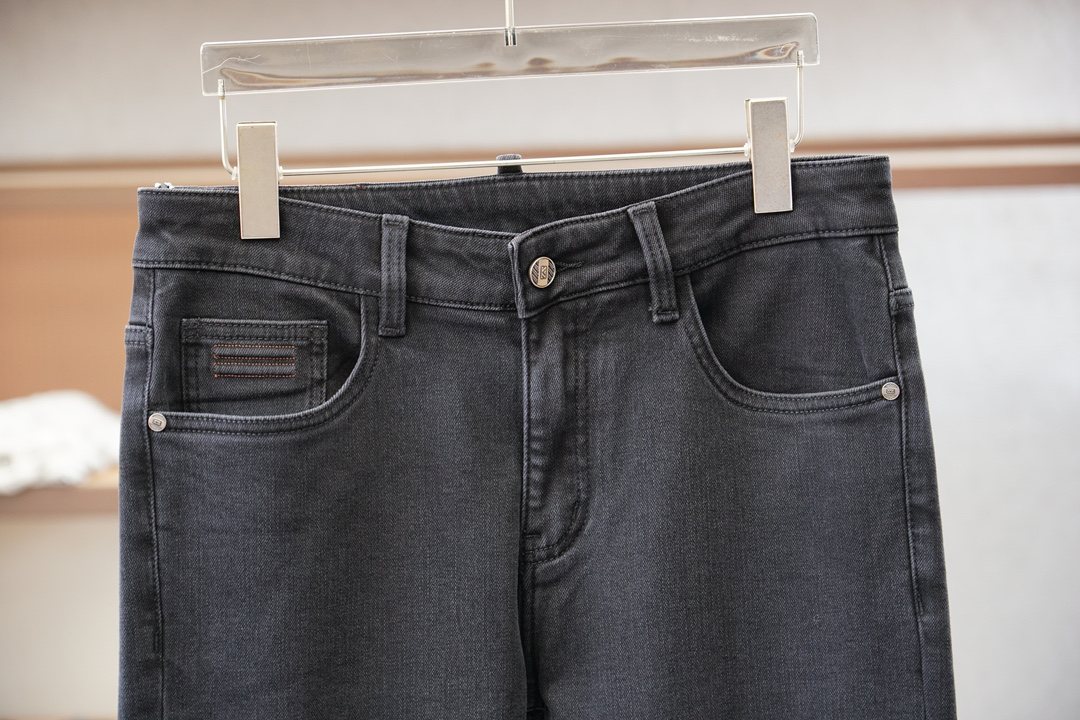 杰尼亚-新款来袭🔥早秋新款新款休闲裤牛仔裤，高端定制系列。进口高密度纯棉加沙洗工艺舒适柔软亲肤，笔挺不易