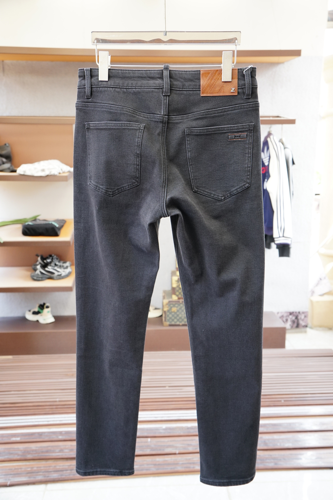 杰尼亚-新款来袭🔥早秋新款新款休闲裤牛仔裤，高端定制系列。进口高密度纯棉加沙洗工艺舒适柔软亲肤，笔挺不易