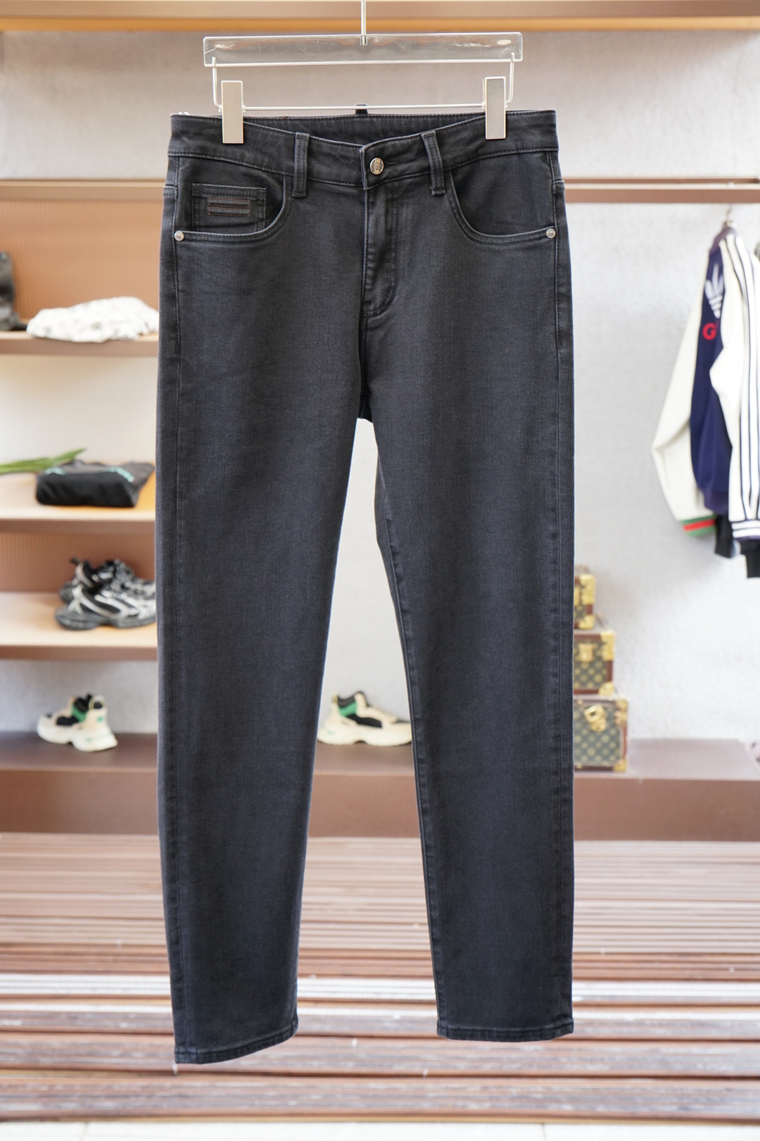 NO:538057,Jenia - New styles are coming early autumn new styles of casual pants and jeans, high-end custom series. Imported high-density pure cotton Gaza washing process is comfortable, soft and skin-friendly, straight and not easy to wrinkle, simple and clear, super versatile, super fashionable and versatile, straight and stylish, a must-have for the wardrobe!  Suitable for any occasion to wear 30-38 pick up the next day, zegna, jeans, alexander wang19860909杰尼亚-新款来袭早秋新款新款休闲裤牛仔裤,高端定制系列.进口高密度纯棉加沙洗工艺舒适柔软亲肤,笔挺不易起皱,简单明了,超级百搭上身效果超级棒时尚百搭,笔挺有型,衣橱必备！适合任何场合穿着 30-38隔天取货无,,zegna,jeans,alexander wang,Men's clothing