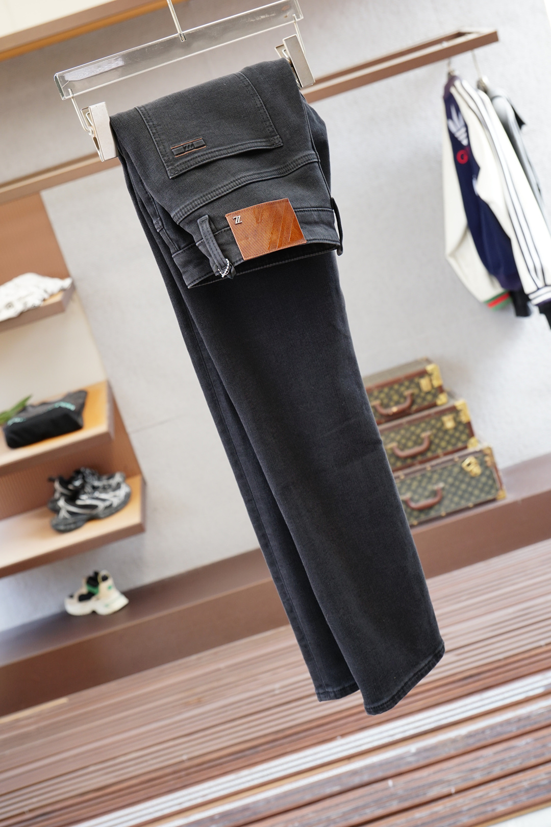 杰尼亚-新款来袭🔥早秋新款新款休闲裤牛仔裤，高端定制系列。进口高密度纯棉加沙洗工艺舒适柔软亲肤，笔挺不易