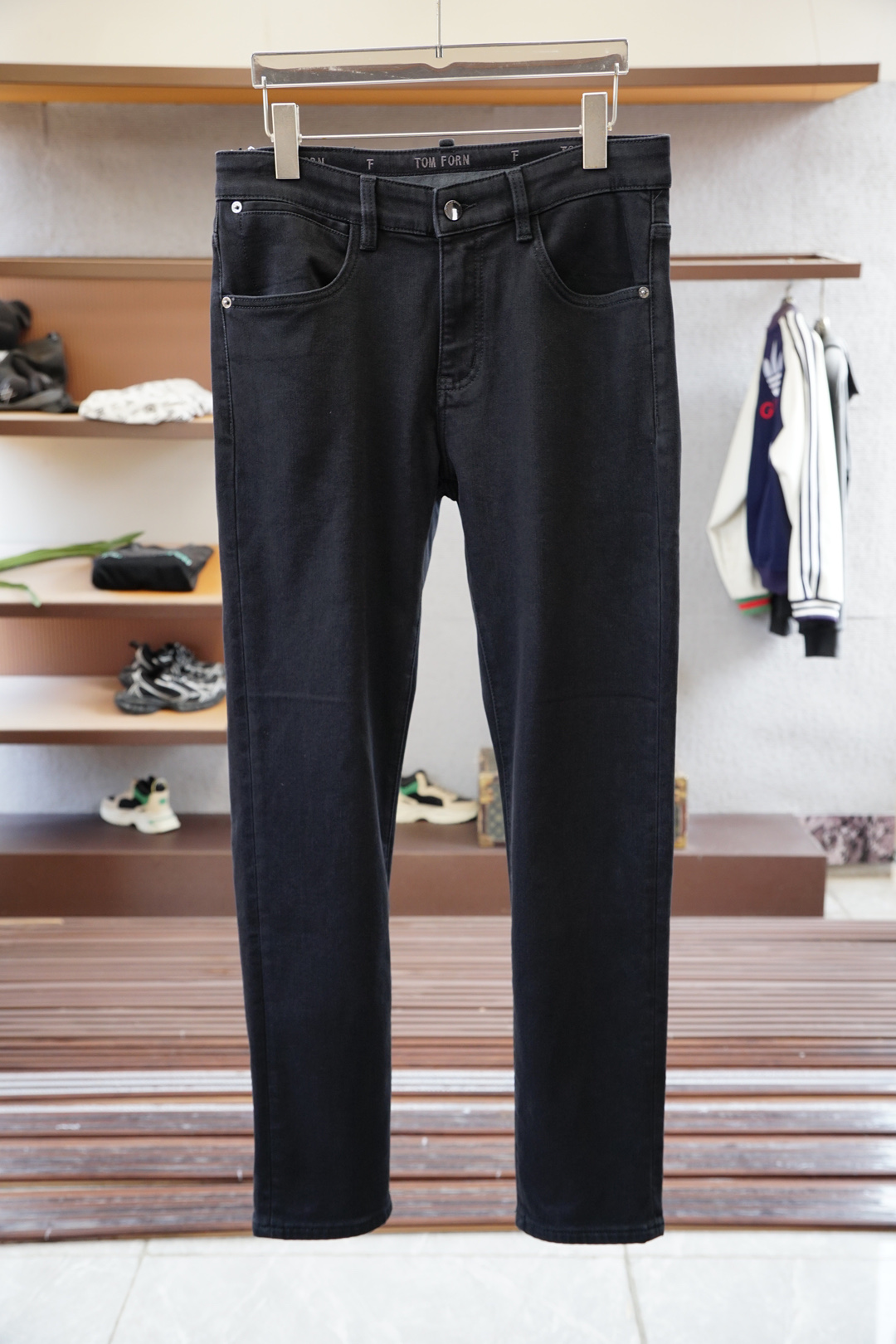 NO:538055,TF-New style is coming early autumn new style of casual pants and jeans, high-end custom series. Imported high-density pure cotton Gaza washing process is comfortable, soft and skin-friendly, straight and not easy to wrinkle, simple and clear, super versatile, super fashionable and versatile, straight and stylish, a must-have for the wardrobe!  Suitable for any occasion to wear 30-38 pick up the next day,,tom ford,jeans,alexander wang19860909TF-新款来袭早秋新款新款休闲裤牛仔裤,高端定制系列.进口高密度纯棉加沙洗工艺舒适柔软亲肤,笔挺不易起皱,简单明了,超级百搭上身效果超级棒时尚百搭,笔挺有型,衣橱必备！适合任何场合穿着 30-38隔天取货无,,tom ford,jeans,alexander wang,Men's clothing