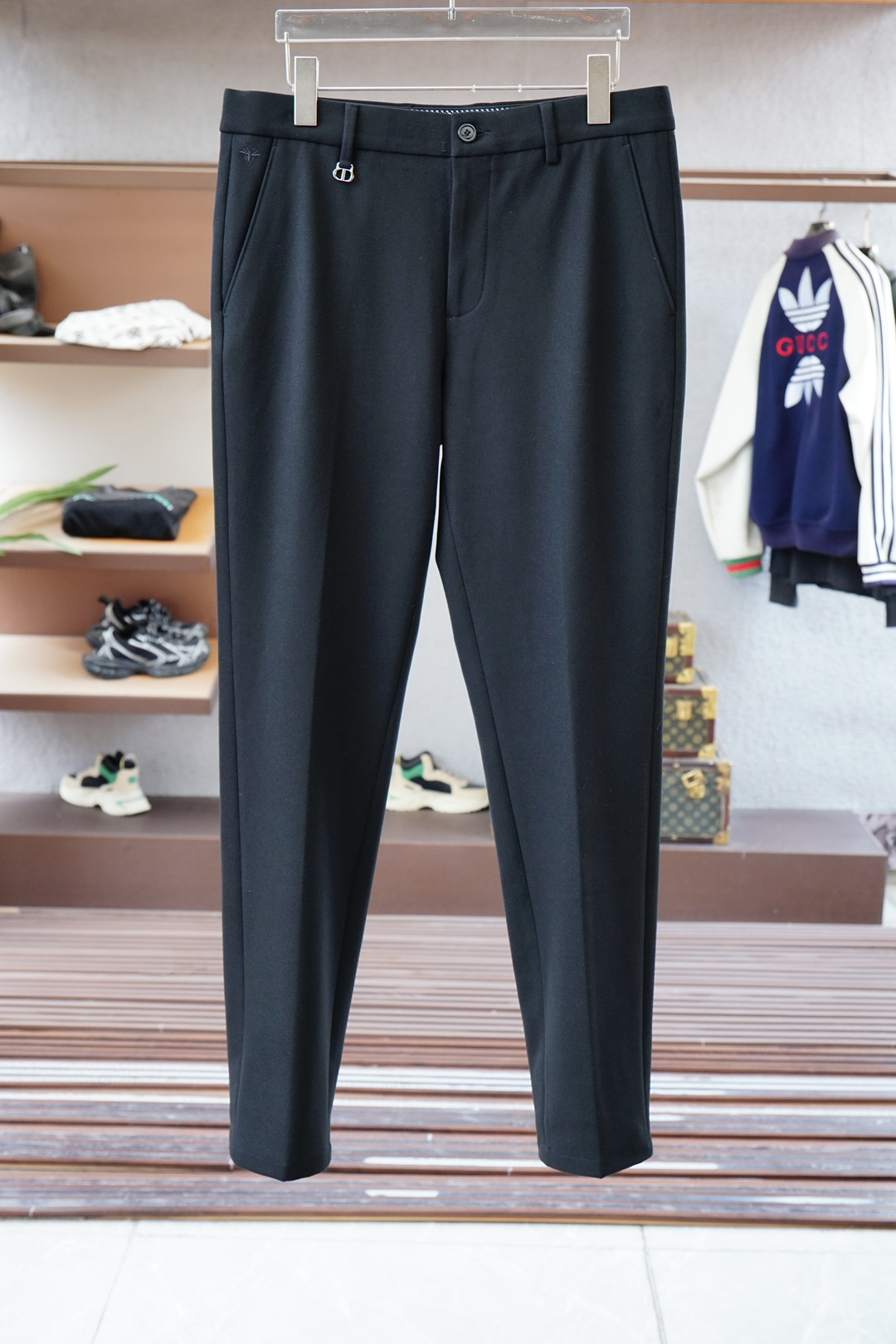 NO:597094,Dior Dior/2025SS new autumn and winter products are now on the market. Top fashion and trend products. The selected custom trousers fabrics are comfortable to the touch, slightly stretchy and textured. The tailoring fits the ergonomic design and has a drape. The customized brand hardware accessories have a good upper body style and are easy to control without being picky. Clear business ceilings. High cost performance. The brand logo is exquisite and unique. The quality control and texture details are first-class products. The code number is 30-38,, dior, dior, alexander wang19860909Dior迪奥/2025SS秋冬新品火爆上市啦 顶尖时尚潮流狠货 甄选定制西裤面料手感舒适有微弹有质感 剪裁贴合人体工学设计有垂感 定制品牌五金配件上身版型效果好能轻松驾驭不挑人 清商务天花板 超高性价比 品牌logo工艺精湛独特 品控质感细节一流产品 码数30–38,,dior,dior,alexander wang,Men's clothing