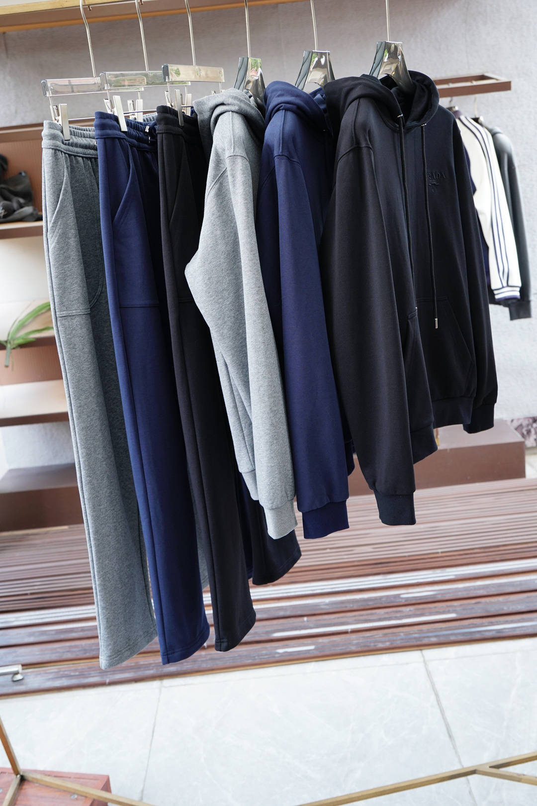 NO:539025,Prada-2025 autumn and winter new casual set!  Simple and elegant hooded counter custom embroidery logo design, craft design!  Clean and neat tailored, full of urban style. It is available for exclusive top custom fabrics, soft and dry, and the upper body has a crisp and stylish effect. The three-dimensional cutting process and the style are all high-standard and appropriate silhouette versions!  It’s not tight, just feel good when you wear it. With so many top-quality raw materials, you can create high-end products with unparalleled value, and the upper body effect is super good!  Color black and blue, digit number 48M~56XXXL (model 173, 143 catties upper body 50 digits), prada, prada, hats, alexander wang19860909Prada普拉达-2025秋冬新品休闲套装！简单大方连帽专柜定制刺绣logo设计 工艺设计！干净利落剪裁 都市风十足 可供独家顶级定制面料,手感软糯干爽,上身效果挺括有型.立体裁剪工艺,版型上都是高标准,恰当好处的廓型版！又恰恰不紧绷,穿上心情就好,,如此众多的顶级原料,打造出价值感无与伦比的高端产品,上身效果超级好看！颜色黑色蓝色,码数48M~56XXXL（模特173,143斤上身50码）,,prada,prada,hats,alexander wang,Men's clothing