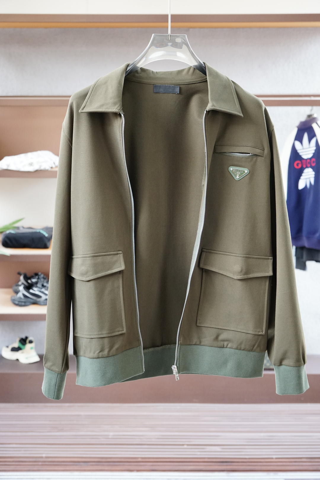 Prada普拉达-2025秋冬新品休闲套装！简单大方连帽专柜定制刺绣logo设计 工艺设计！干净利落剪裁