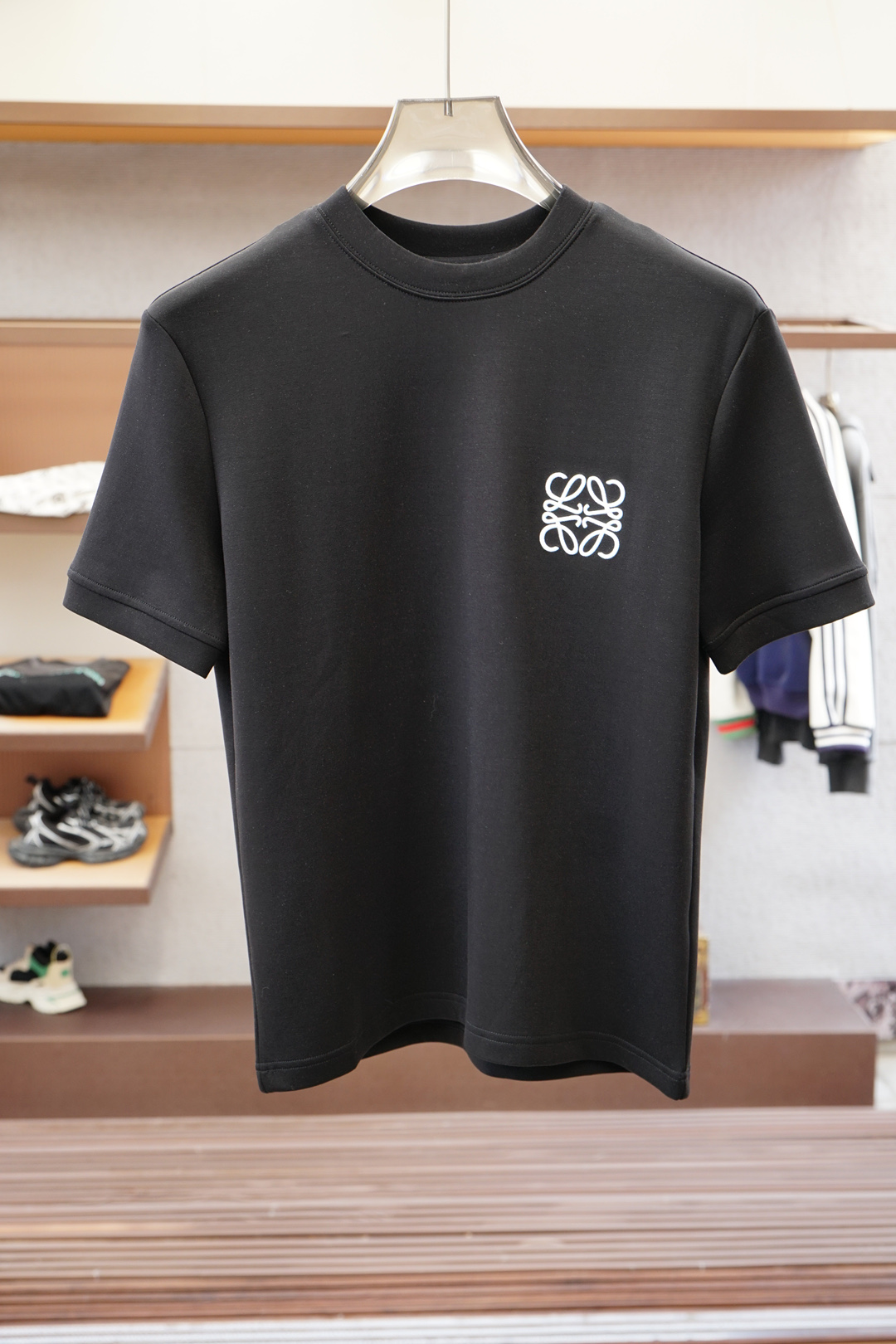 NO:571610,Luo Yiwei-high-end ready-to-wear 2025 autumn and winter base series!  Mature men, light mature men, favorite style. The most classic solid color, versatile and handsome round neck short-sleeved bottoming shirt. Consistently good fit. Imported original ultra-fine imported soft mercerized cotton. The fabric is soft and elastic. Basic bottoming shirts are indispensable in men’s wardrobes. They can be used to match various clothes anytime and anywhere to meet your daily needs. The fabrics and factories we choose are all used by first-line brands. The design of the clothes is very simple and low-key. Dear friends, hurry up and get it!  Size M-XX L (model 173120 pounds M),,loewe,T-shirt,alexander wang19860909罗意威-高级成衣 2025秋冬打底系列！熟男 轻熟男 最爱款式 最经典净色通勤百搭帅气的圆领短袖打底衫 一贯的好版型 进口原版超细进口柔软丝光棉.面料柔软 弹性细腻 男人的衣柜都少不了基础打底衫 随时随地都可以拿来搭配各种服饰 满足您日常生活需求 .我们所选择的面料及工厂都是一线品牌所使用的 ,衣服设计非常的简洁 ,很是低调的设计 亲们赶紧入手！尺码M-XX L（模特173120斤M）,,loewe,T-shirt,alexander wang,Men's clothing