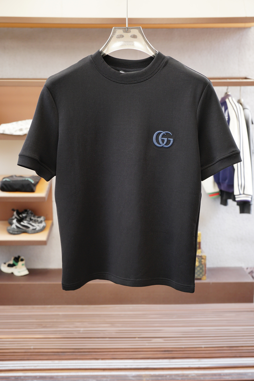 NO:571612,Gucci-Advanced ready-to-wear 2025 autumn and winter base series!  Mature men, light mature men, favorite style. The most classic solid color, versatile and handsome round neck short-sleeved bottoming shirt. Consistently good fit. Imported original ultra-fine imported soft mercerized cotton. The fabric is soft and elastic. Basic bottoming shirts are indispensable in men’s wardrobes. They can be used to match various clothes anytime and anywhere to meet your daily needs. The fabrics and factories we choose are all used by first-line brands. The design of the clothes is very simple and low-key. Dear friends, hurry up and get it!  Size M-XX L (model 173120 pounds M),,gucci,T-shirt,alexander wang19860909古驰-高级成衣 2025秋冬打底系列！熟男 轻熟男 最爱款式 最经典净色通勤百搭帅气的圆领短袖打底衫 一贯的好版型 进口原版超细进口柔软丝光棉.面料柔软 弹性细腻 男人的衣柜都少不了基础打底衫 随时随地都可以拿来搭配各种服饰 满足您日常生活需求 .我们所选择的面料及工厂都是一线品牌所使用的 ,衣服设计非常的简洁 ,很是低调的设计 亲们赶紧入手！尺码M-XX L（模特173120斤M）,,gucci,T-shirt,alexander wang,Men's clothing
