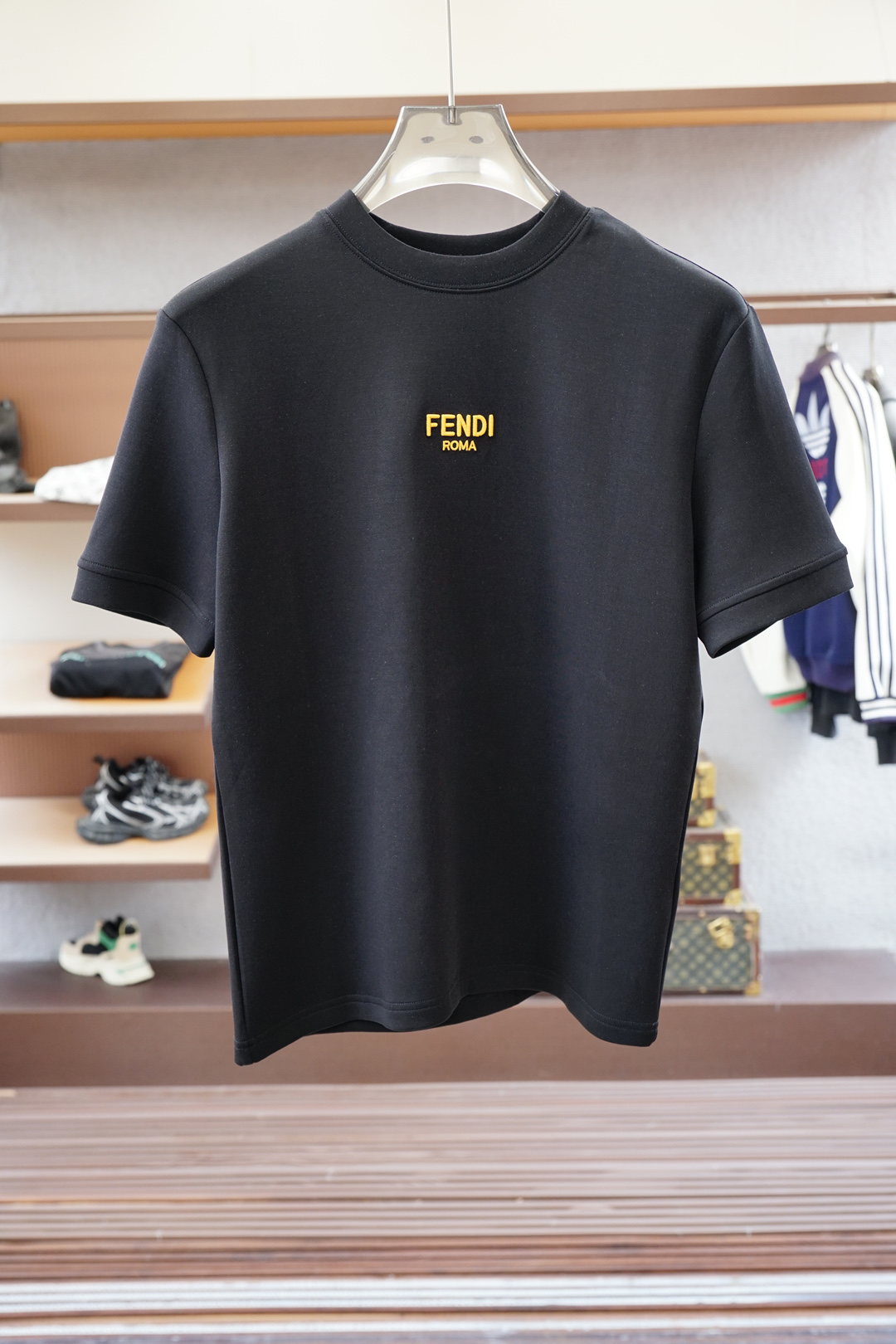 NO:571614,Fendi-Advanced ready-to-wear 2025 autumn and winter base series!  Mature men, light mature men, favorite style. The most classic solid color, versatile and handsome round neck short-sleeved bottoming shirt. Consistently good fit. Imported original ultra-fine imported soft mercerized cotton. The fabric is soft and elastic. Basic bottoming shirts are indispensable in men’s wardrobes. They can be used to match various clothes anytime and anywhere to meet your daily needs. The fabrics and factories we choose are all used by first-line brands. The design of the clothes is very simple and low-key. Dear friends, hurry up and get it!  Size M-XX L (model 173120 pounds M),, fendi, T-shirt, alexander wang19860909芬迪-高级成衣 2025秋冬打底系列！熟男 轻熟男 最爱款式 最经典净色通勤百搭帅气的圆领短袖打底衫 一贯的好版型 进口原版超细进口柔软丝光棉.面料柔软 弹性细腻 男人的衣柜都少不了基础打底衫 随时随地都可以拿来搭配各种服饰 满足您日常生活需求 .我们所选择的面料及工厂都是一线品牌所使用的 ,衣服设计非常的简洁 ,很是低调的设计 亲们赶紧入手！尺码M-XX L（模特173120斤M）,,fendi,T-shirt,alexander wang,Men's clothing