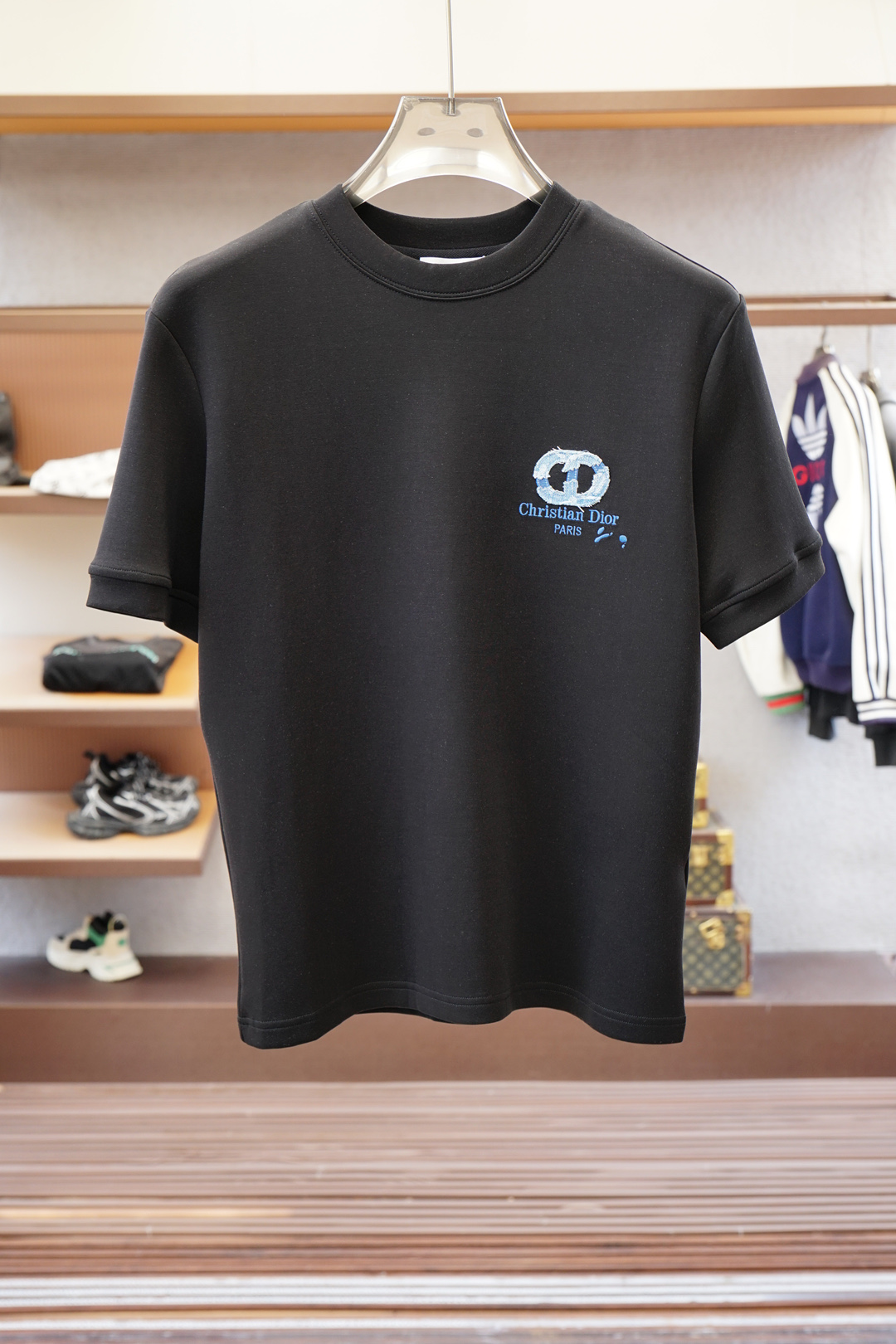 NO:571616,Dior-Advanced Ready-to-Wear 2025 Autumn and Winter Basement Series!  Mature men, light mature men, favorite style. The most classic solid color, versatile and handsome round neck short-sleeved bottoming shirt. Consistently good fit. Imported original ultra-fine imported soft mercerized cotton. The fabric is soft and elastic. Basic bottoming shirts are indispensable in men’s wardrobes. They can be used to match various clothes anytime and anywhere to meet your daily needs. The fabrics and factories we choose are all used by first-line brands. The design of the clothes is very simple and low-key. Dear friends, hurry up and get it!  Size M-XX L (model 173120 pounds M), dior, T-shirt, alexander wang19860909迪奥-高级成衣 2025秋冬打底系列！熟男 轻熟男 最爱款式 最经典净色通勤百搭帅气的圆领短袖打底衫 一贯的好版型 进口原版超细进口柔软丝光棉.面料柔软 弹性细腻 男人的衣柜都少不了基础打底衫 随时随地都可以拿来搭配各种服饰 满足您日常生活需求 .我们所选择的面料及工厂都是一线品牌所使用的 ,衣服设计非常的简洁 ,很是低调的设计 亲们赶紧入手！尺码M-XX L（模特173120斤M）,,dior,T-shirt,alexander wang,Men's clothing